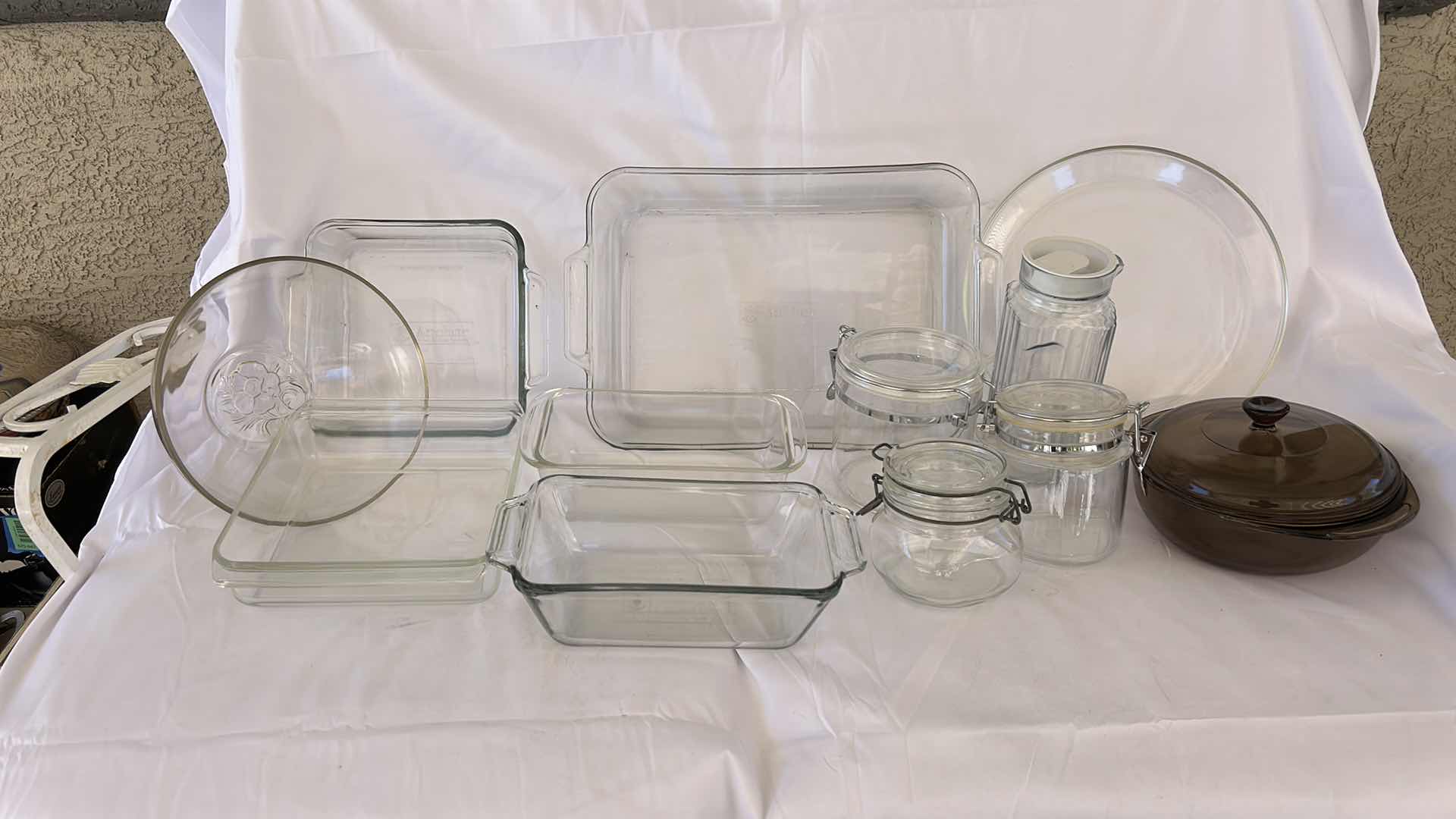 Photo 1 of ANCHOR HOCKING OVEN BASICS, PYREX & ASSORTED GLASS BAKEWARE