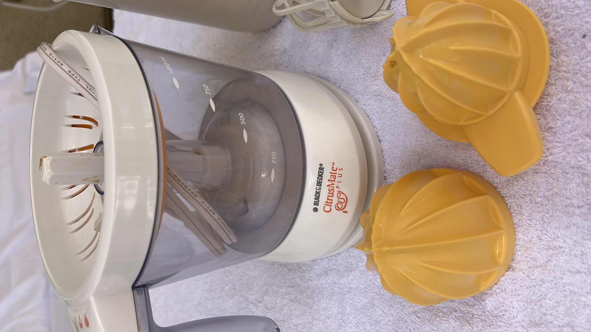 Photo 1 of BLACK AND DECKER CITRUS MATE PLUS