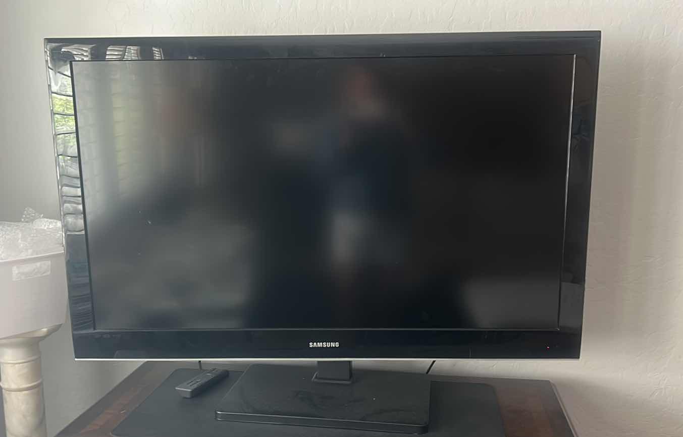 Photo 1 of SAMSUNG  TV ON STAND
