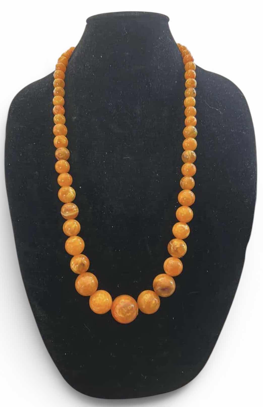 Photo 1 of VINTAGE GRADUATED BUTTERSCOTCH BALTIC AMBER BEAD NECKLACE. WEIGHING APPROXIMATELY 94.62 GRAMS