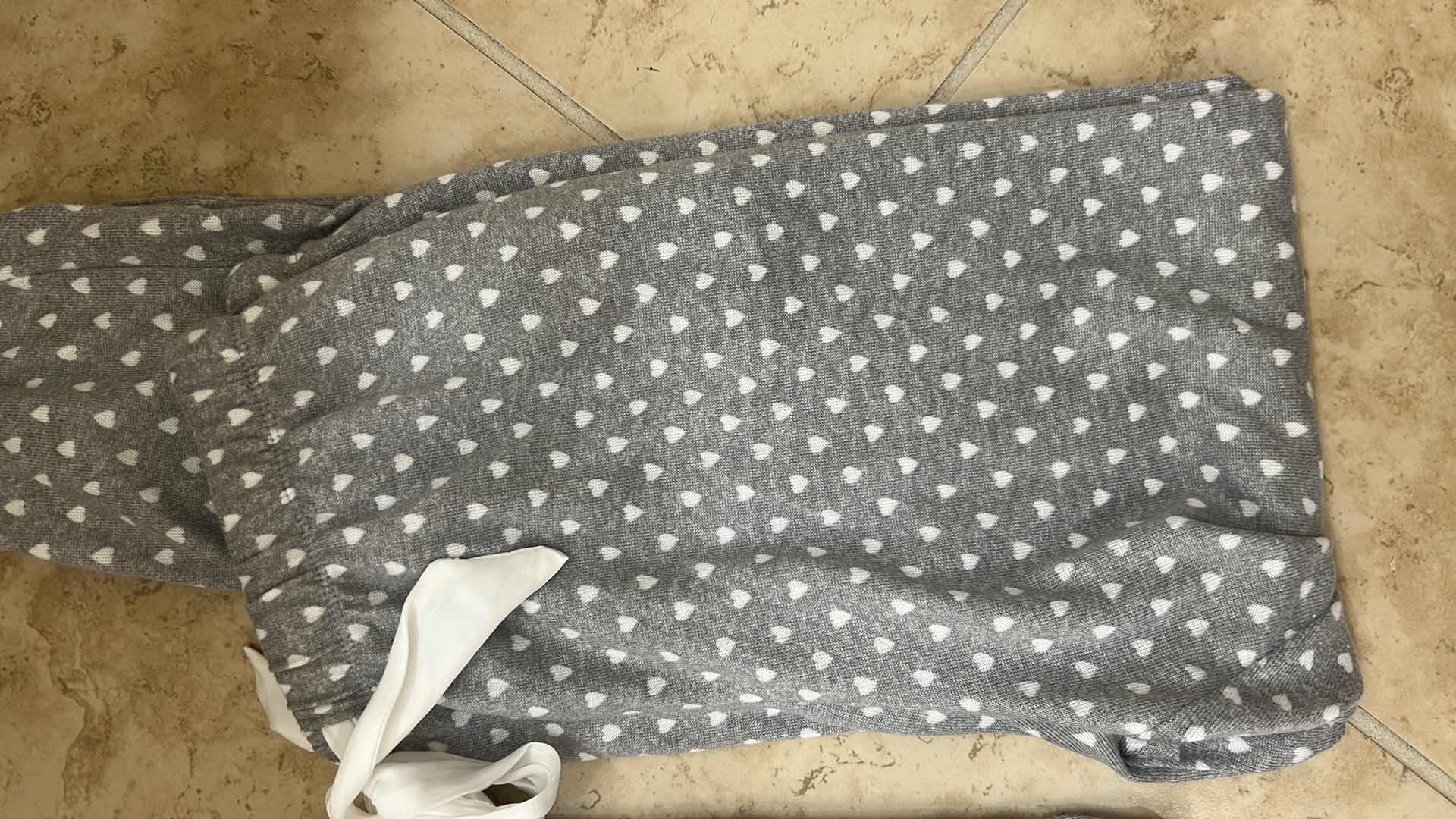 Photo 1 of KATE SPADE GRAY WHITE HEART PRINT LOUNGEWEAR SIZE M