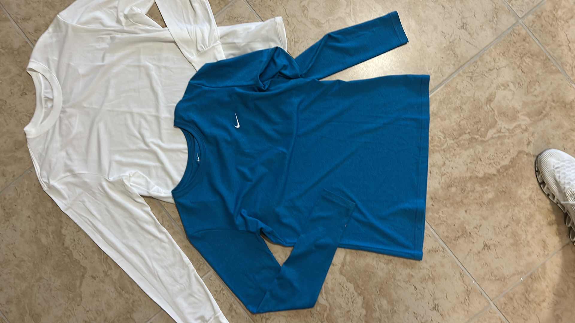 Photo 1 of 2 LONG SLEEVE NIKE TOPS