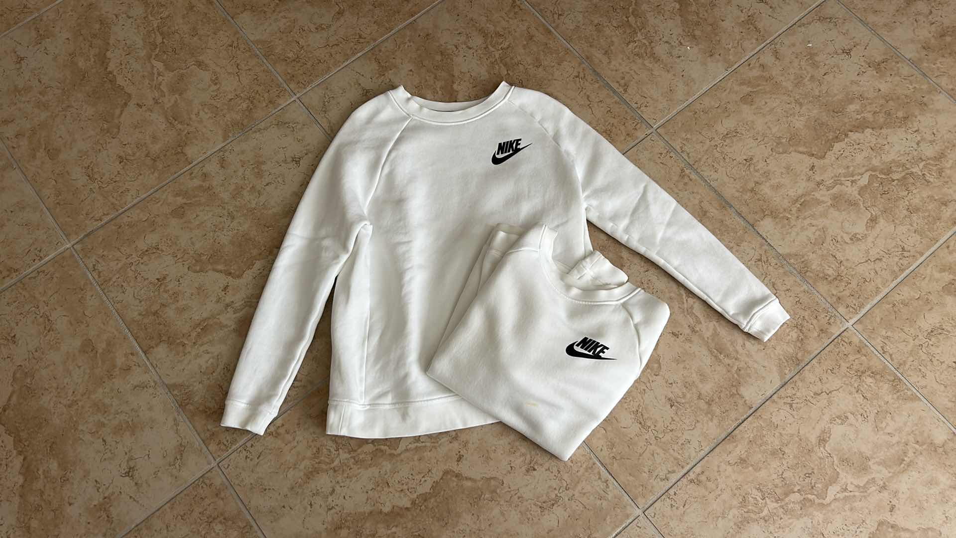 Photo 1 of 2 WHITE LONG SLEEVE NIKE SWEATSHIRTS SIZE S/M