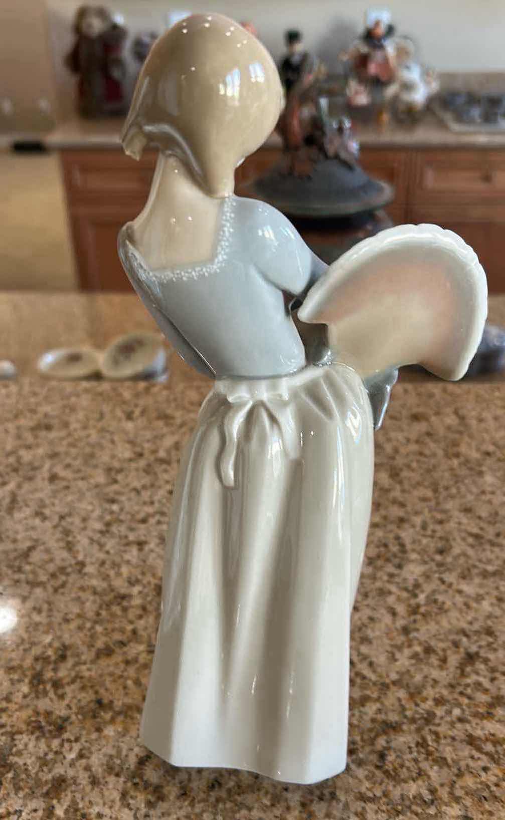 Photo 1 of LLADRO PORCELAIN FIGURE " GIRL WITH TURKEY H 11" $150
