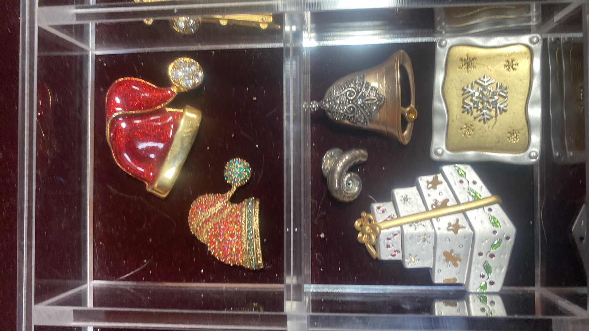 Photo 1 of FASHION JEWELRY BROOCHES (15)