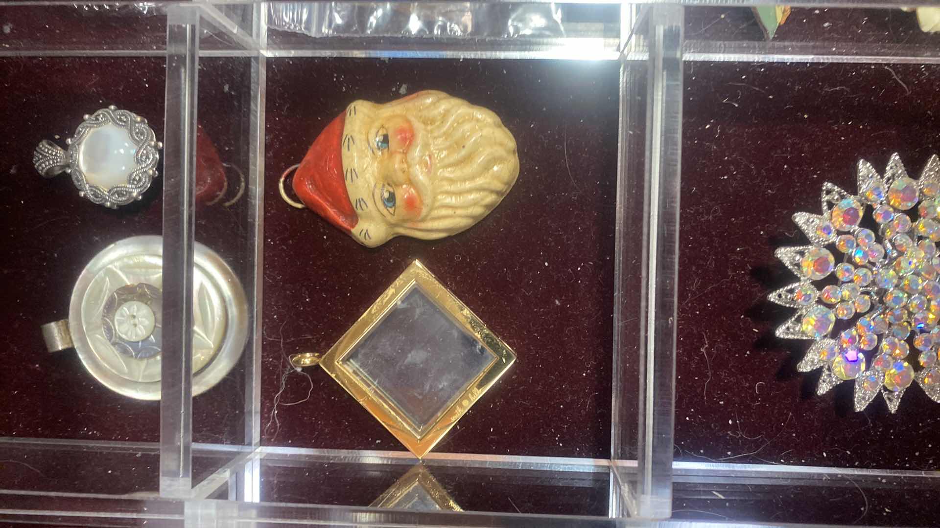 Photo 1 of FASHION JEWELRY PENDANTS AND PINS PIECES (21)