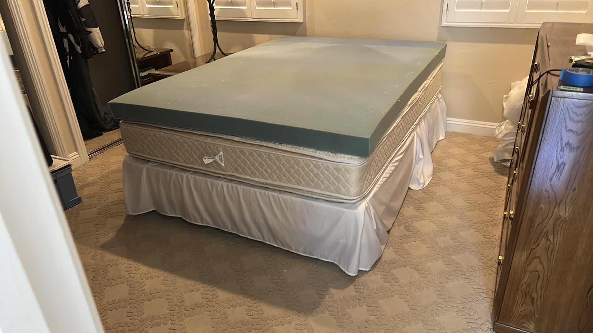 Photo 1 of SERTA QUEEN PERFECT SLEEPER MATTRESS 58“ x 78” PLUS 5” FOAM TOPPER