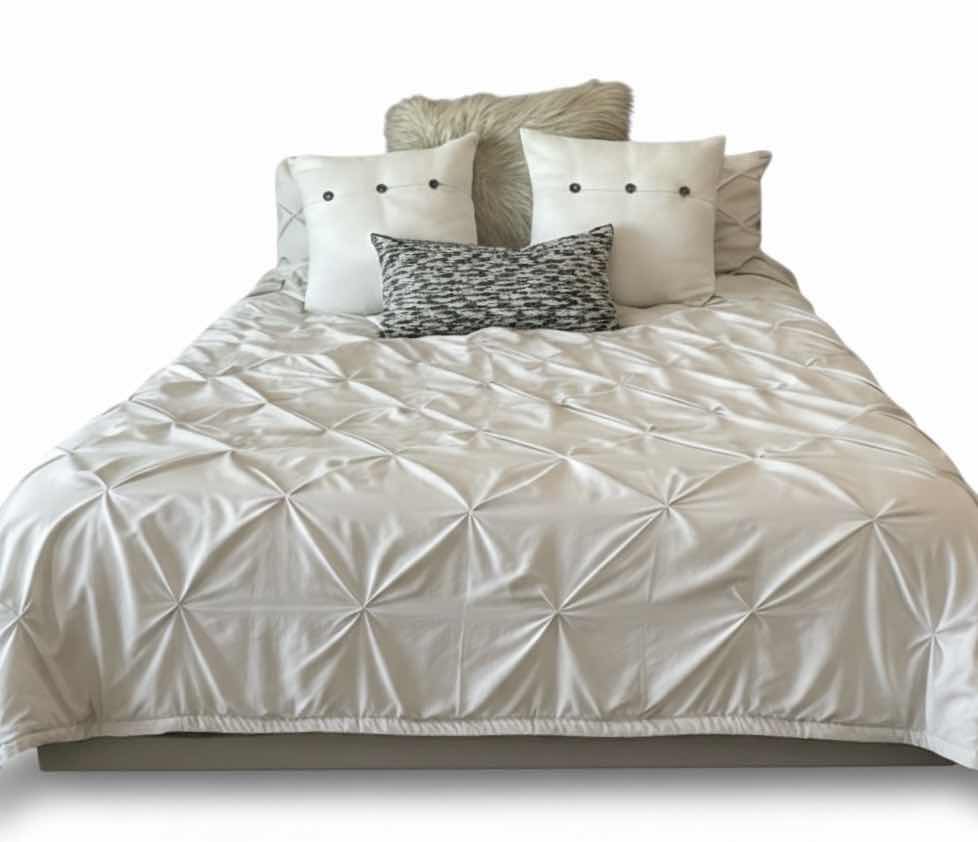 Photo 1 of QUEEN BEDDING AND PILLOWS