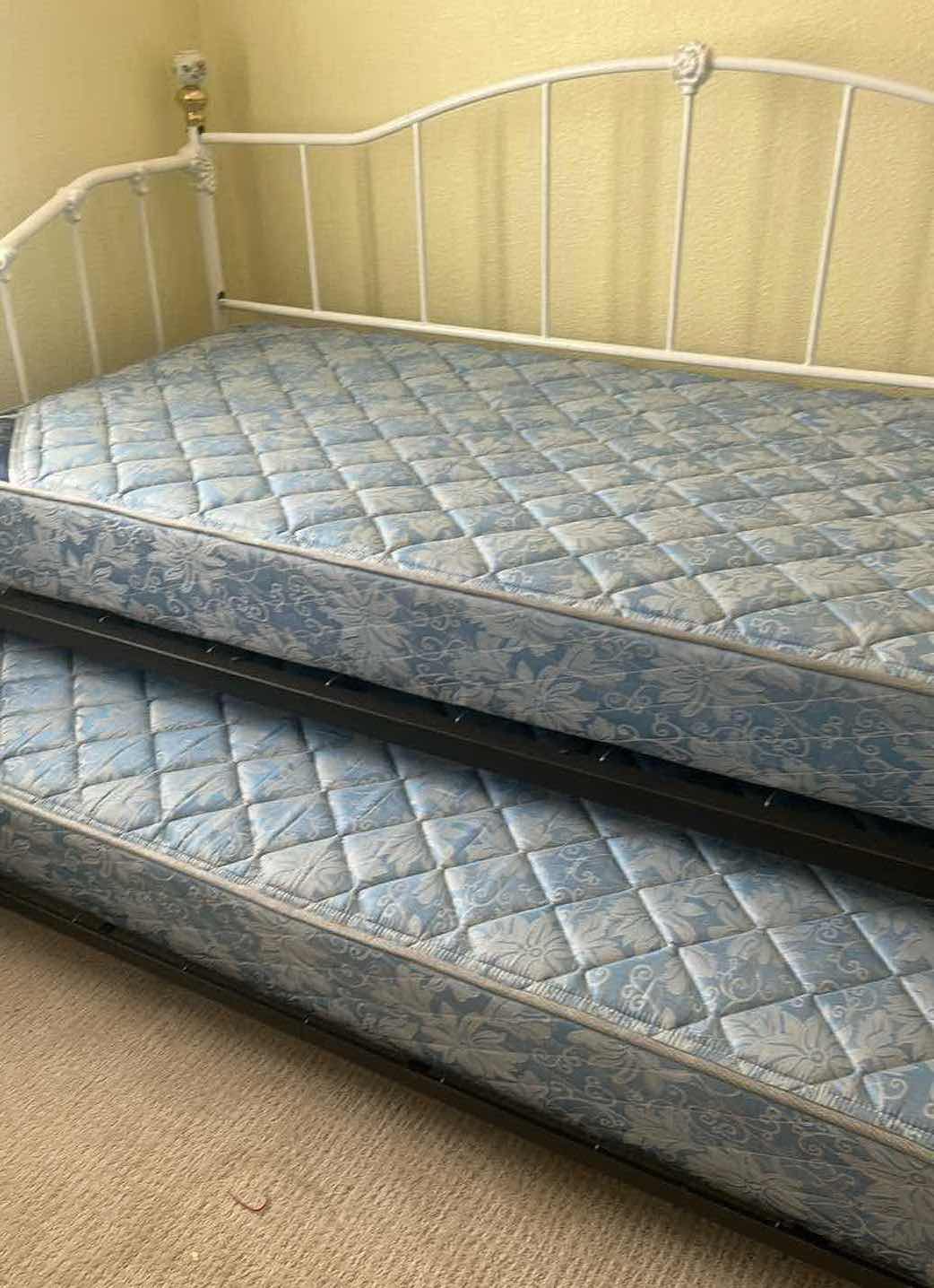 Photo 1 of TWIN DHP WHITE METAL DAYBED W DECORATIVE PORCELAIN KNOBS
MATTRESS INCLUDED