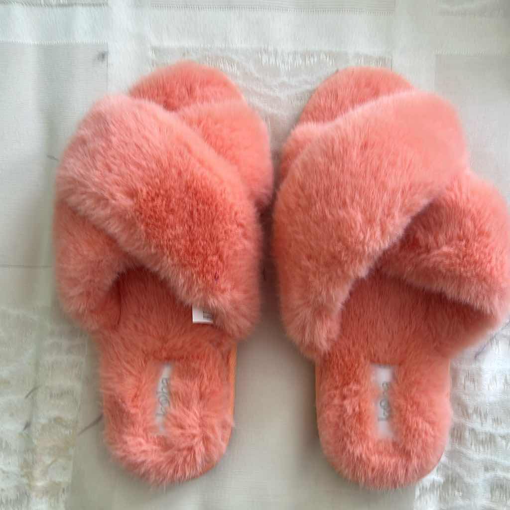 Photo 1 of 6- PLUSH SLIPPERS SIZE SMALL