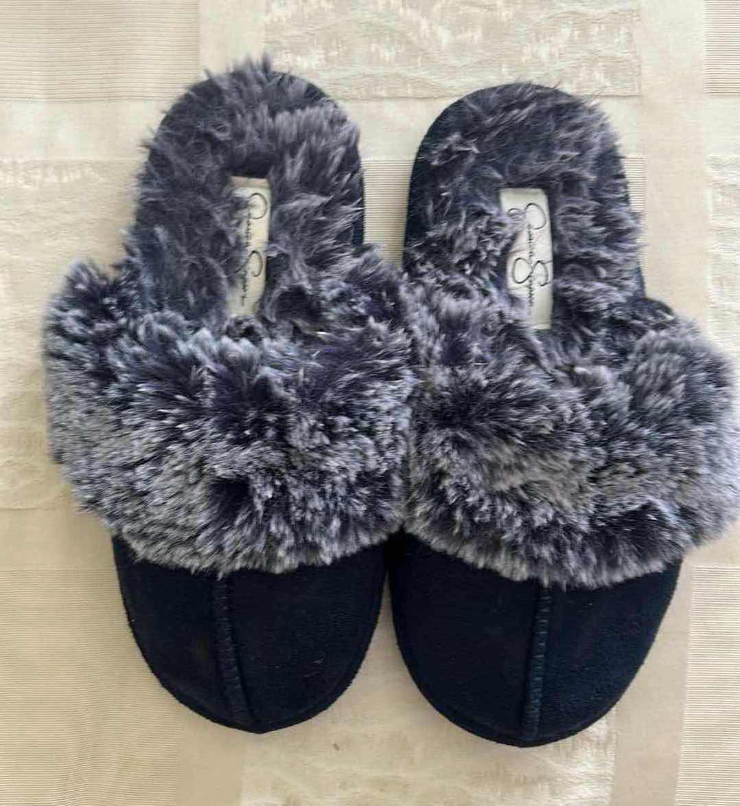 Photo 1 of 4- JESSICA SIMPSON PLUSH SLIPPERS SIZE SMALL