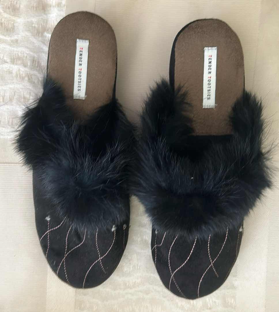 Photo 1 of 6- PLUSH SLIPPERS 2 SMALL 4 MED