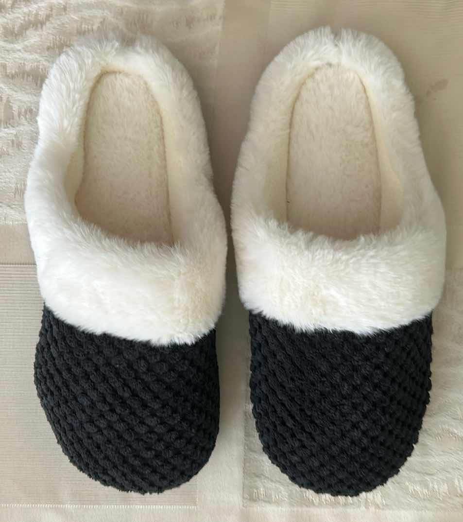 Photo 1 of 6- PLUSH SLIPPERS 2 SMALL 4 MED