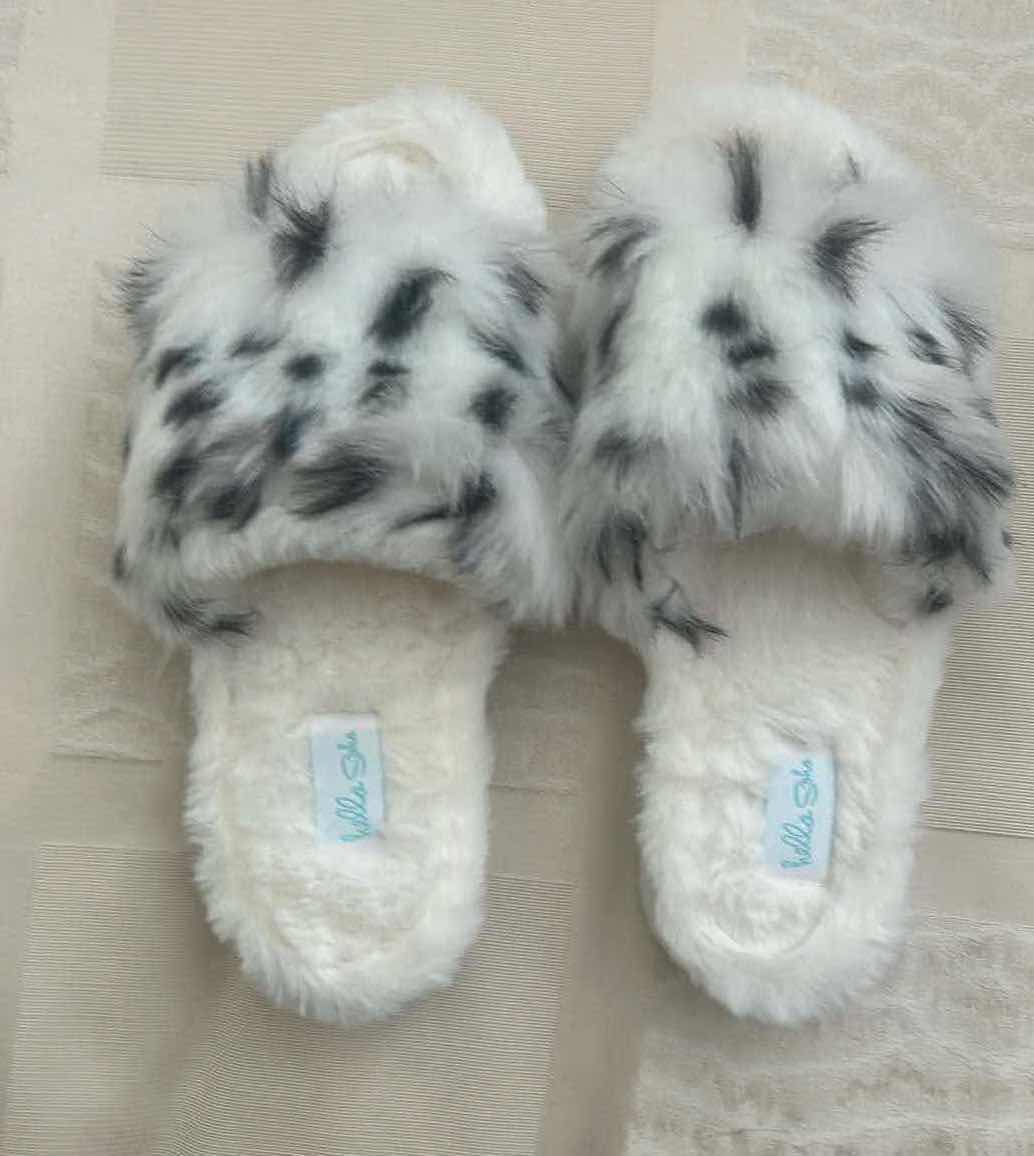 Photo 1 of 6- PLUSH SLIPPERS SIZE SMALL
