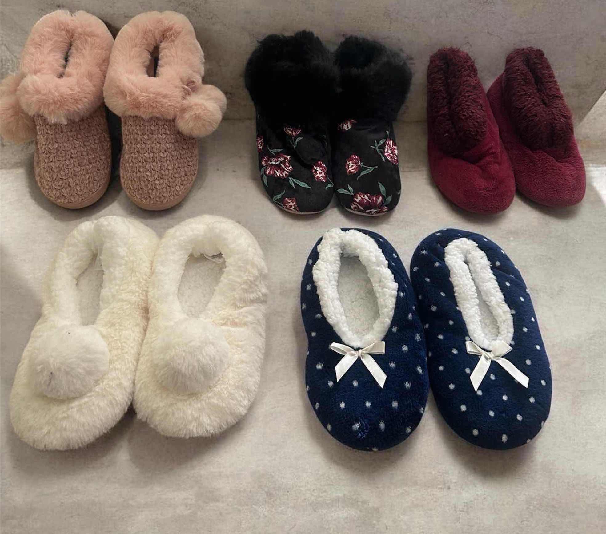 Photo 1 of 5- PLUSH SLIPPERS SIZE SMALL