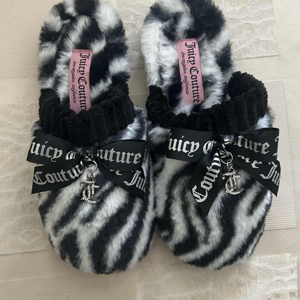 Photo 1 of 3- JUICY COUTURE PLUSH SLIPPERS SIZE SMALL