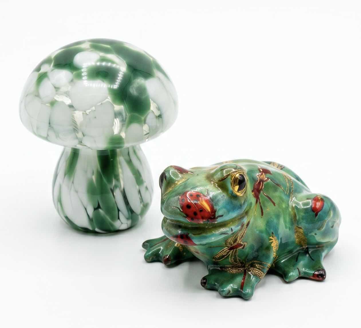 Photo 1 of ART GLASS MUSHROOM LIGHT H6.5” & CERAMIC FROG