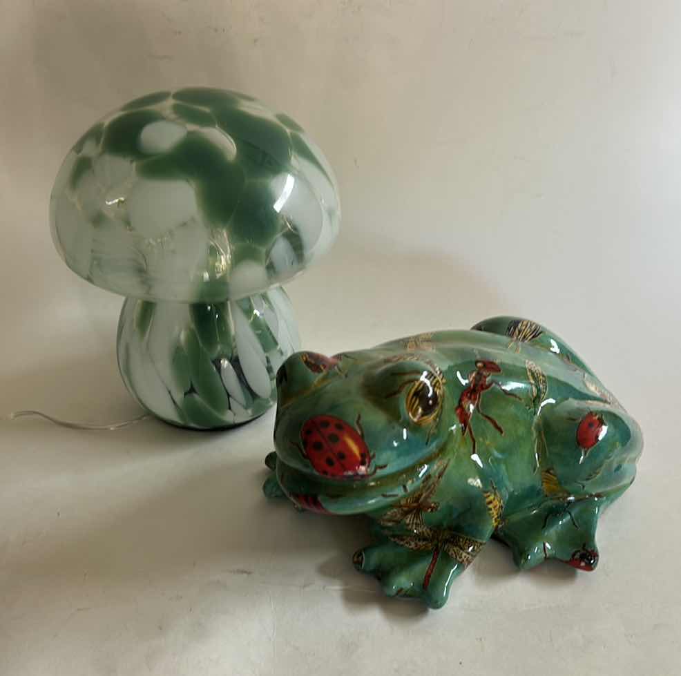 Photo 1 of ART GLASS MUSHROOM LIGHT H6.5” & CERAMIC FROG
