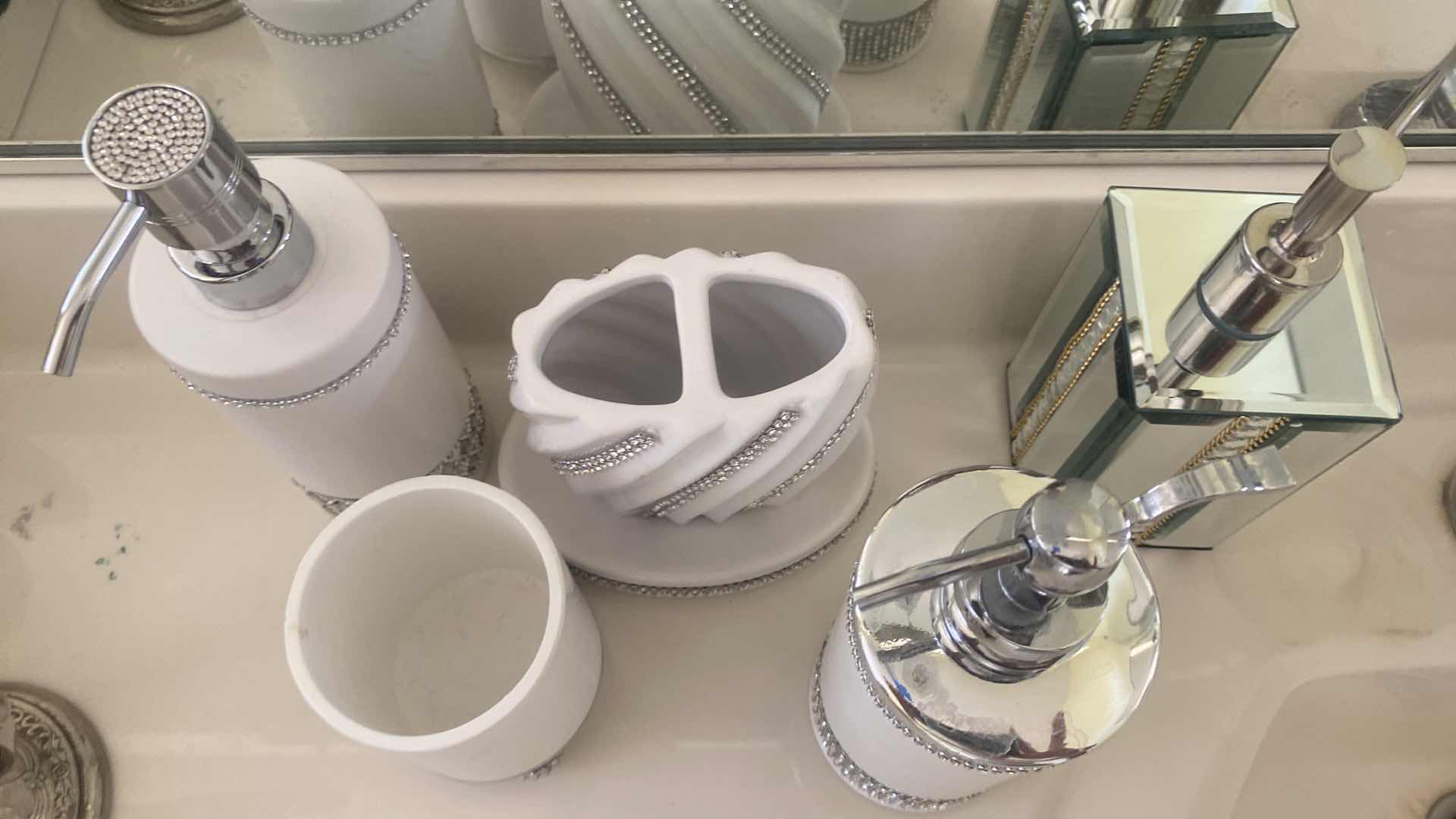 Photo 1 of WHITE BATHROOM ACCESSORIES SIX PIECE SET