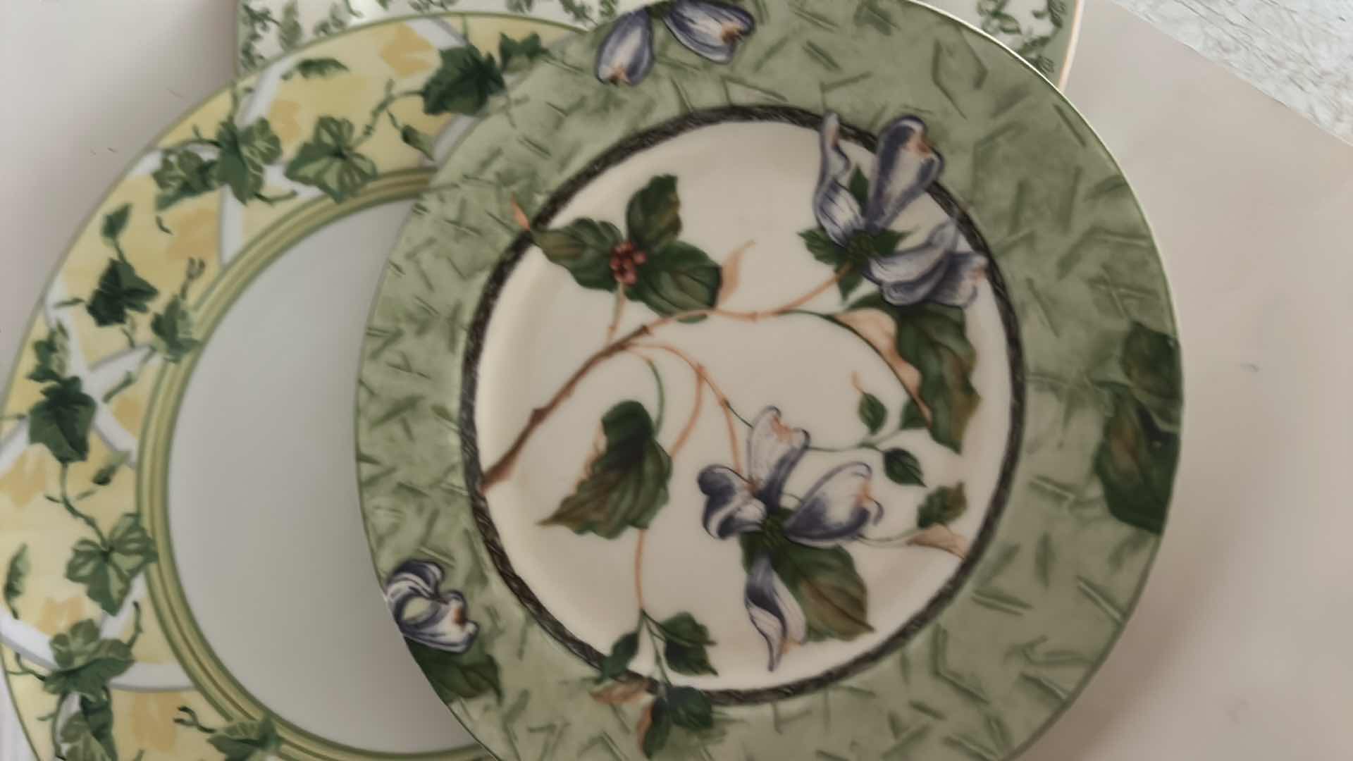 Photo 1 of 10 PC DINNER WARE AND 4 NAPKINS