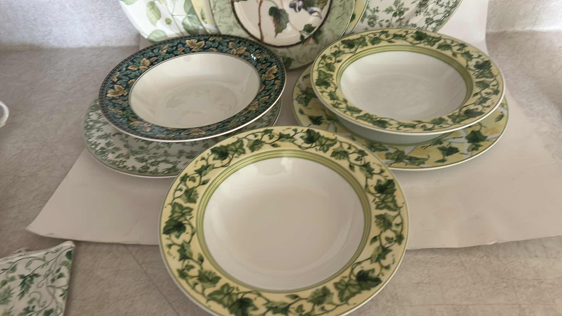 Photo 1 of 10 PC DINNER WARE AND 4 NAPKINS