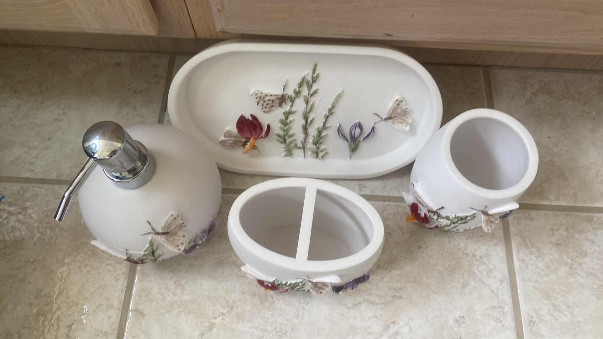 Photo 1 of CERAMIC BATH ACCESSORIES WITH BUTTERFLY MOTIF FOUR PIECES