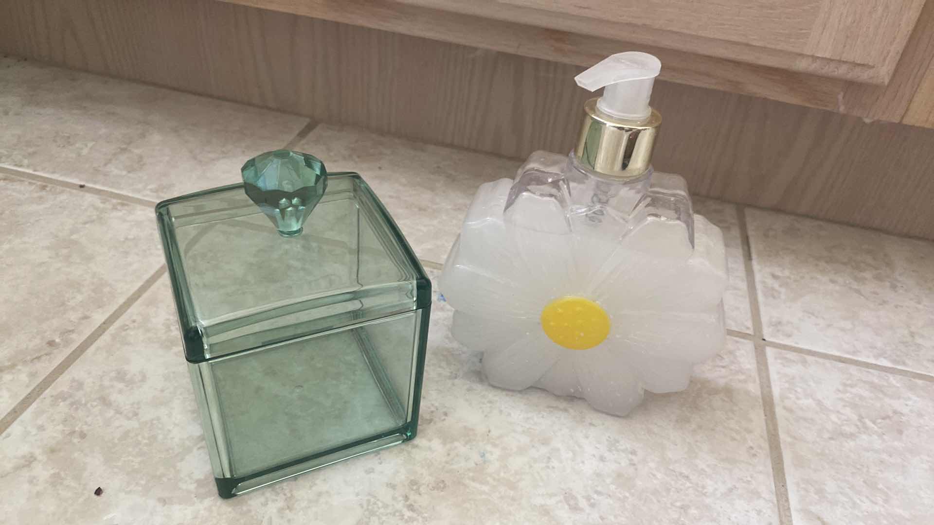 Photo 1 of BATH ACCESSORIES 5 PIECES
