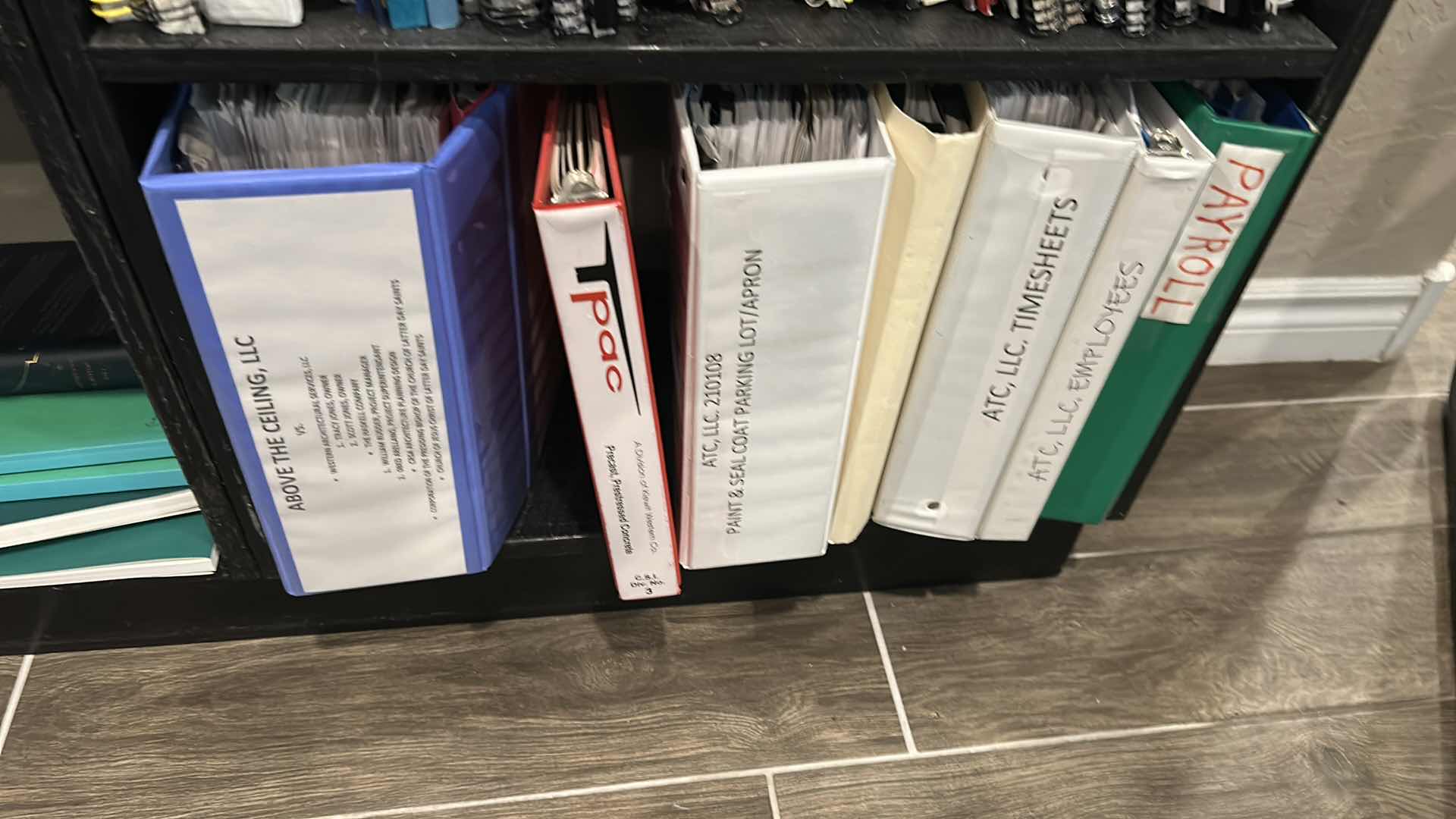 Photo 1 of CONTENTS OF SHELF ASSORTED ENGINEERING BOOKS