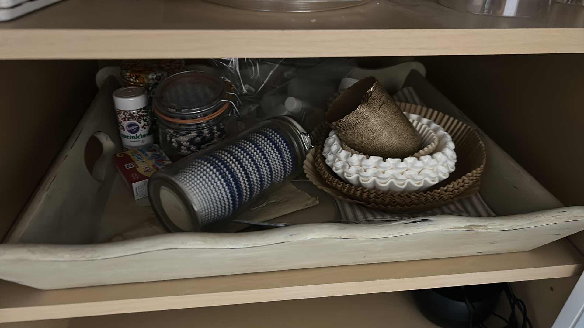 Photo 1 of CONTENTS OF 2 SHELVES PLASTIC WARE