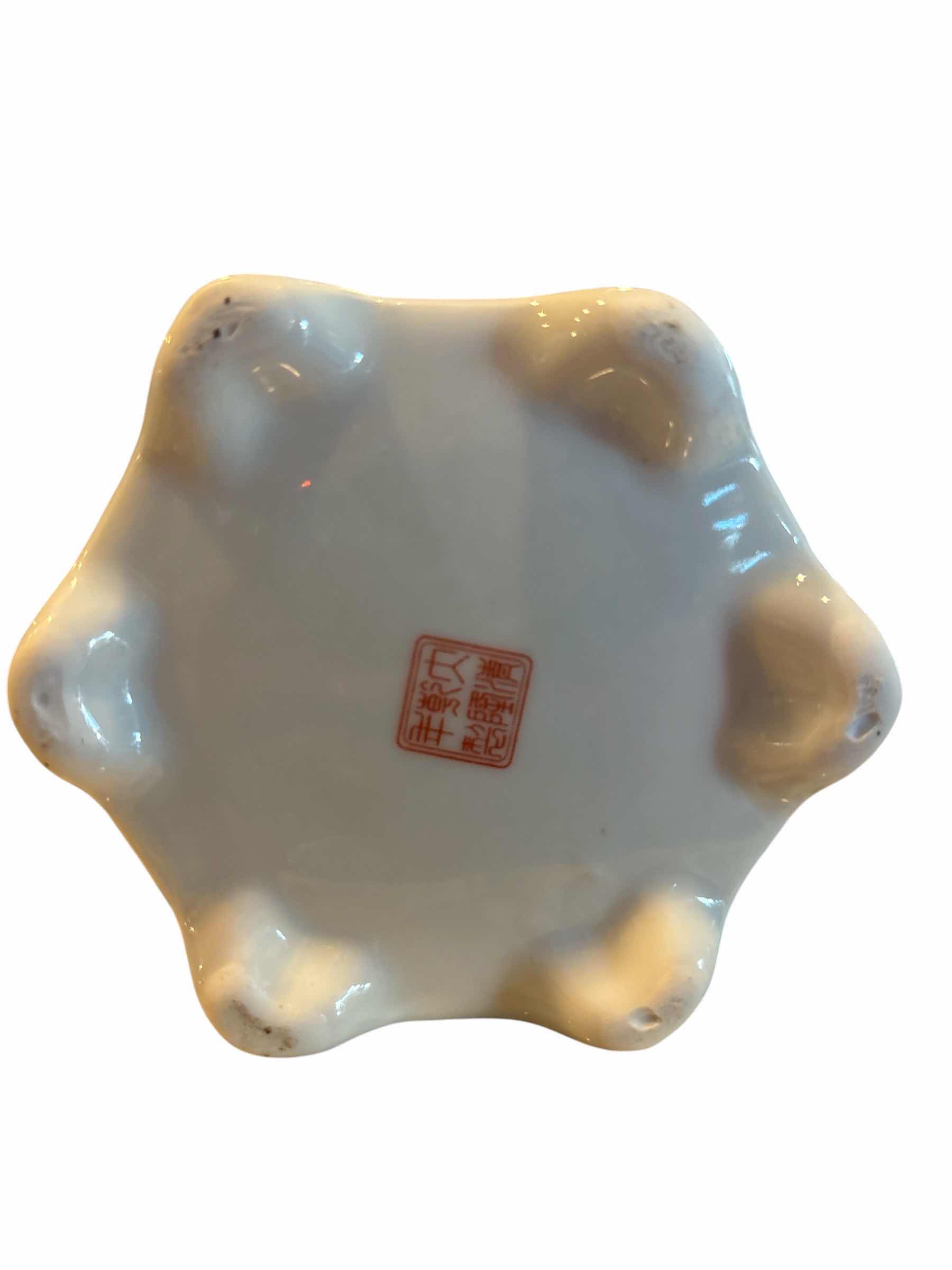 Photo 1 of (3)PCS CHINESE BLUE & WHITE PORCELAIN VASES H11”