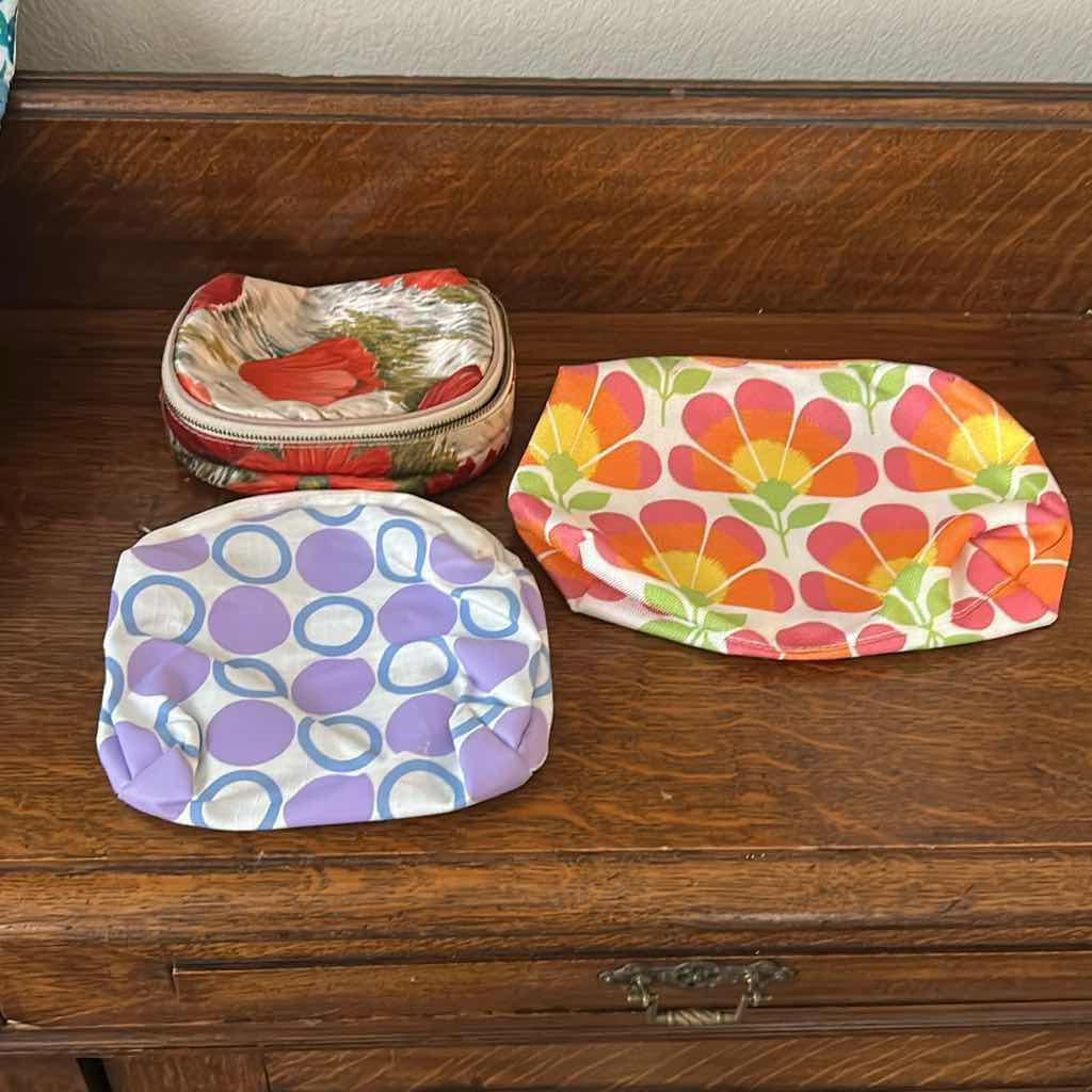 Photo 1 of CALIFORNIA INSULATED TOTE / 3 MAKEUP BAGS