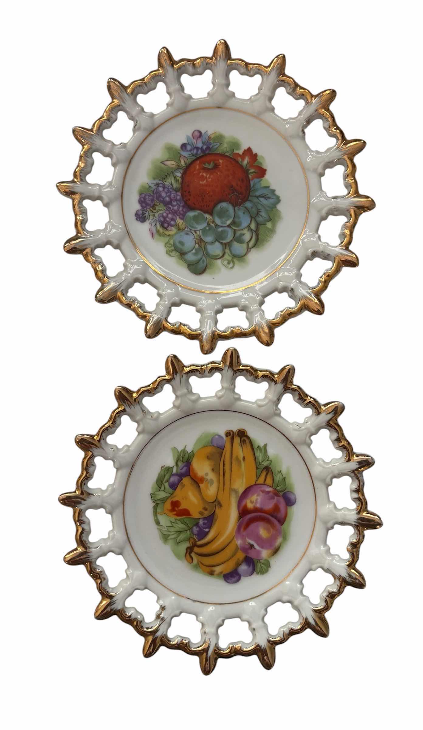 Photo 1 of TEAPOT, DISH & NAPCO DESSERT PLATES (2) D6”
