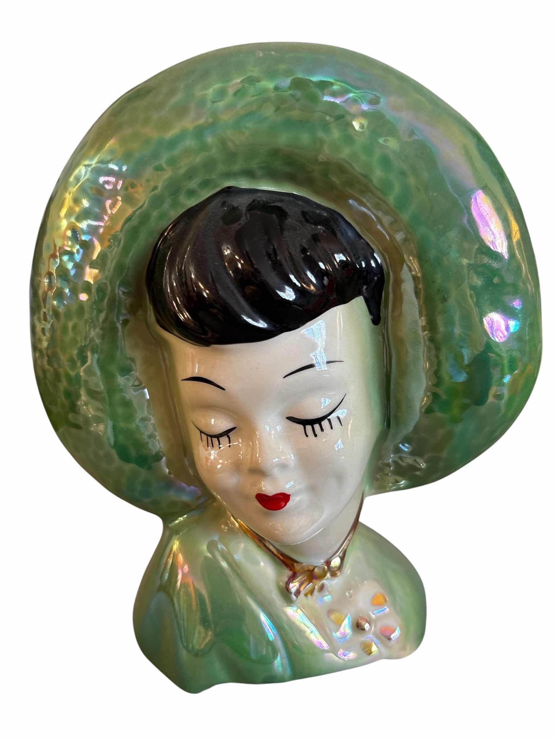 Photo 1 of VINTAGE LADY HEAD VASE GREEN IRIDESCENT H7.25”