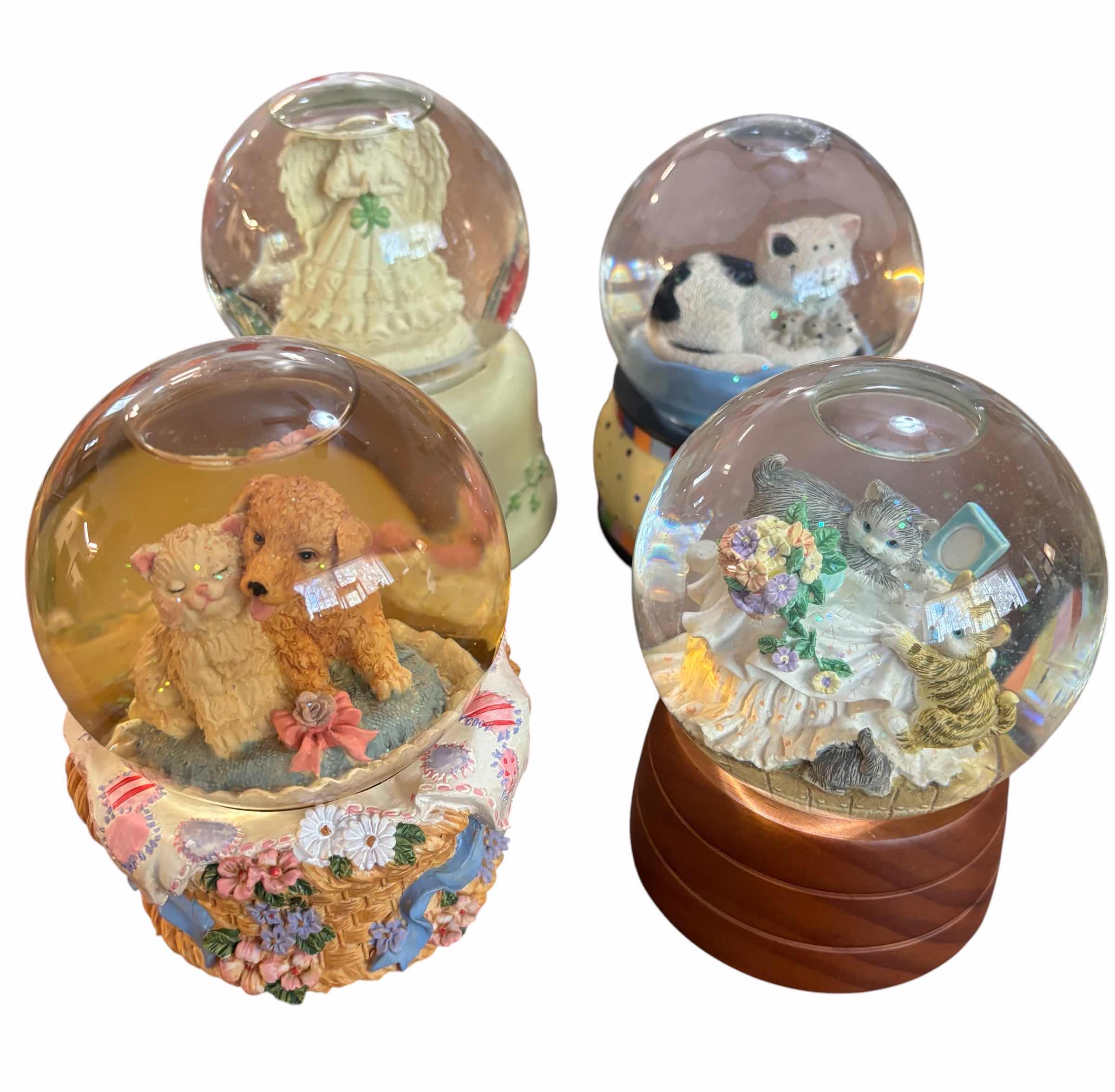 Photo 1 of MUSICAL SNOW GLOBES (4)
