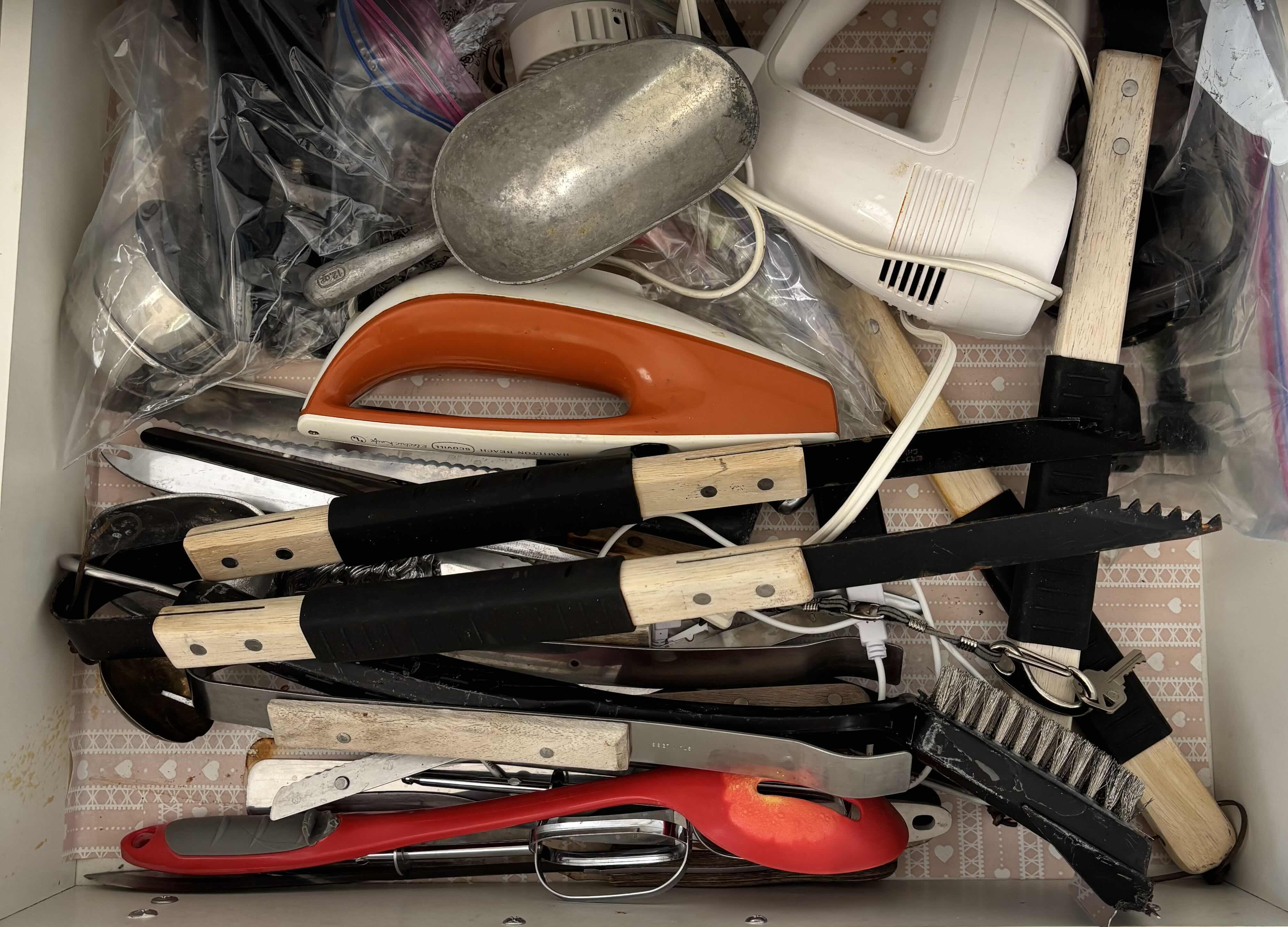 Photo 1 of CONTENTS OF KITCHEN DRAWER