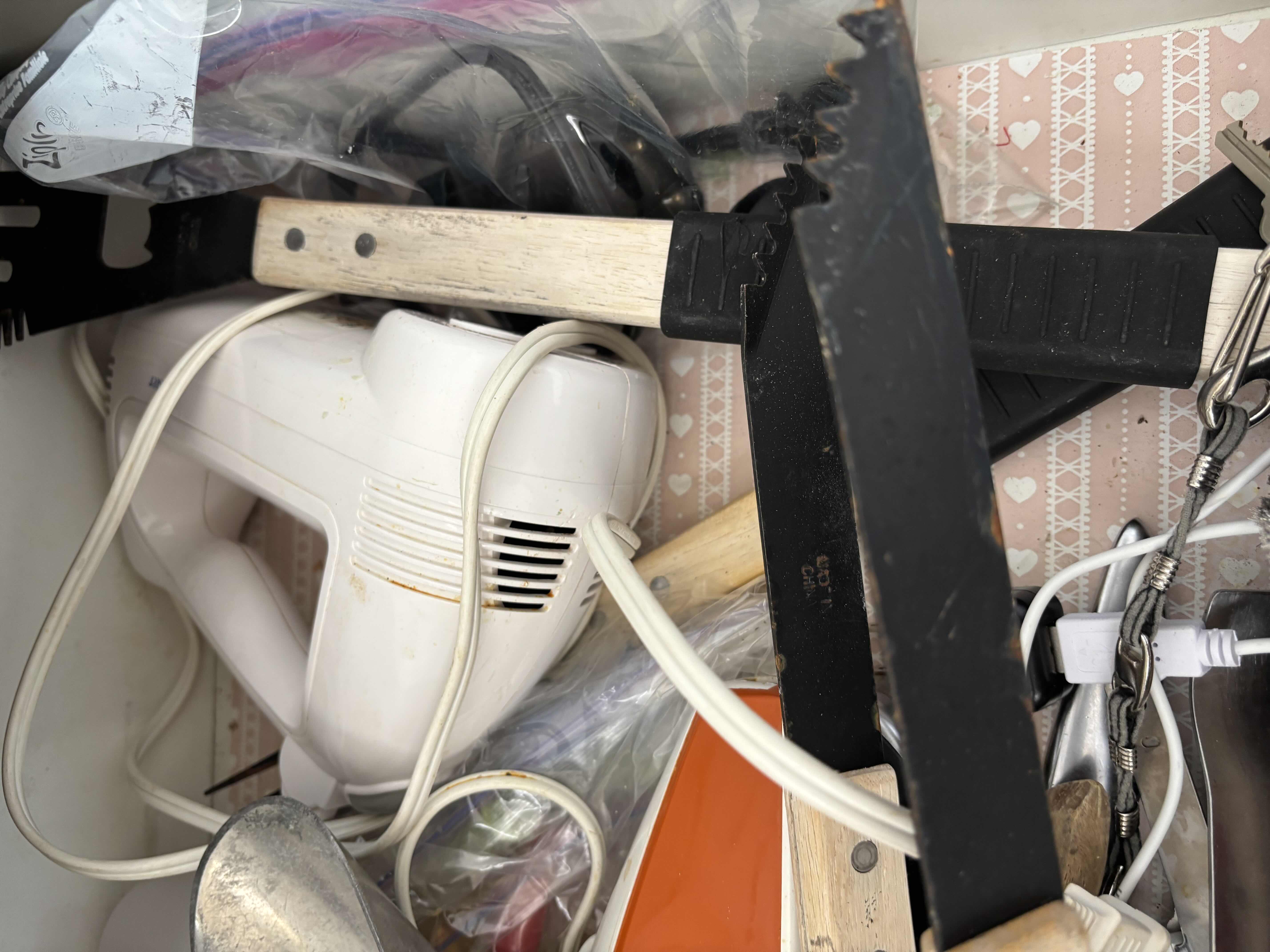 Photo 1 of CONTENTS OF KITCHEN DRAWER