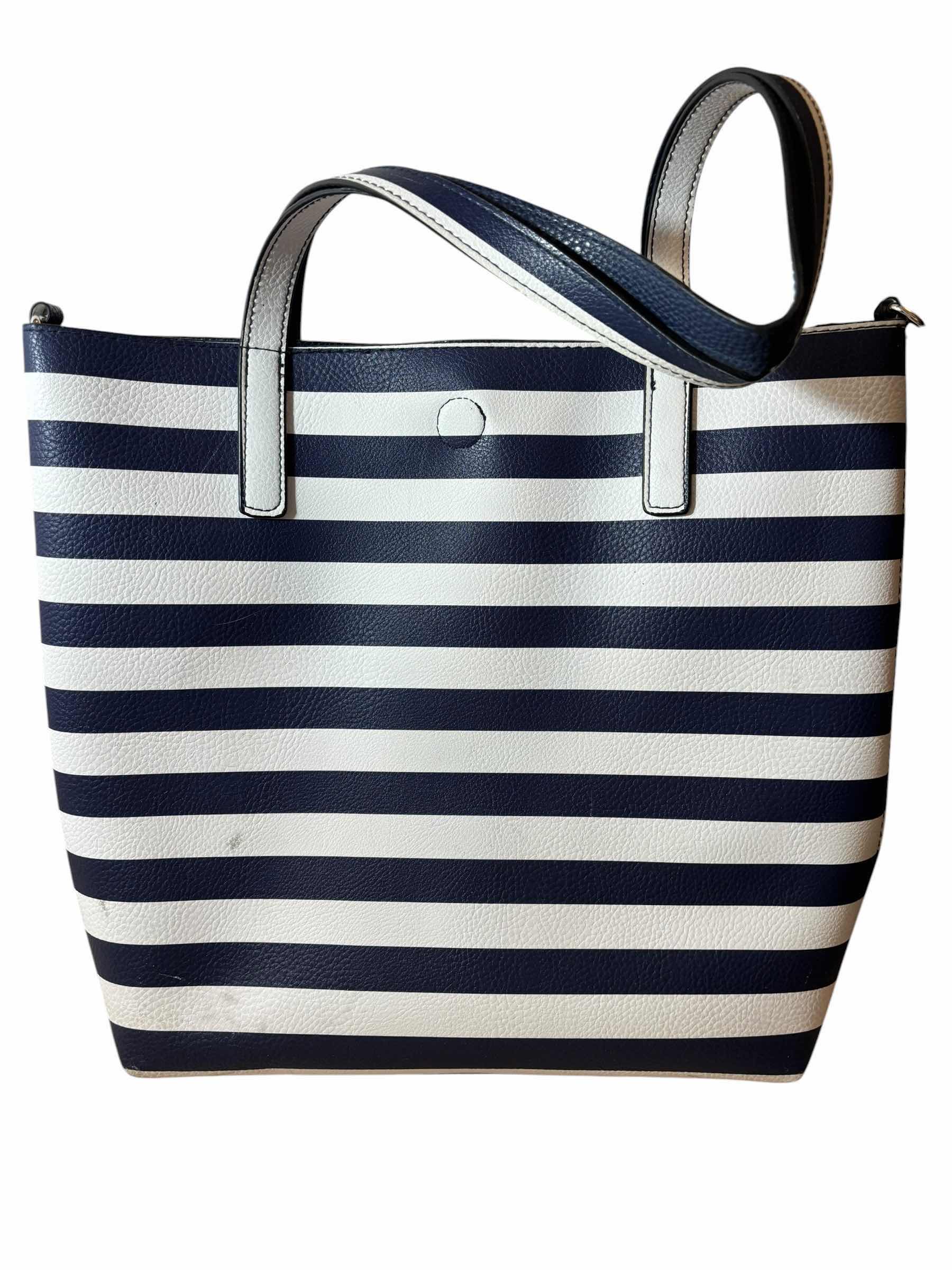 Photo 1 of UNBRANDED HANDBAGS (2)