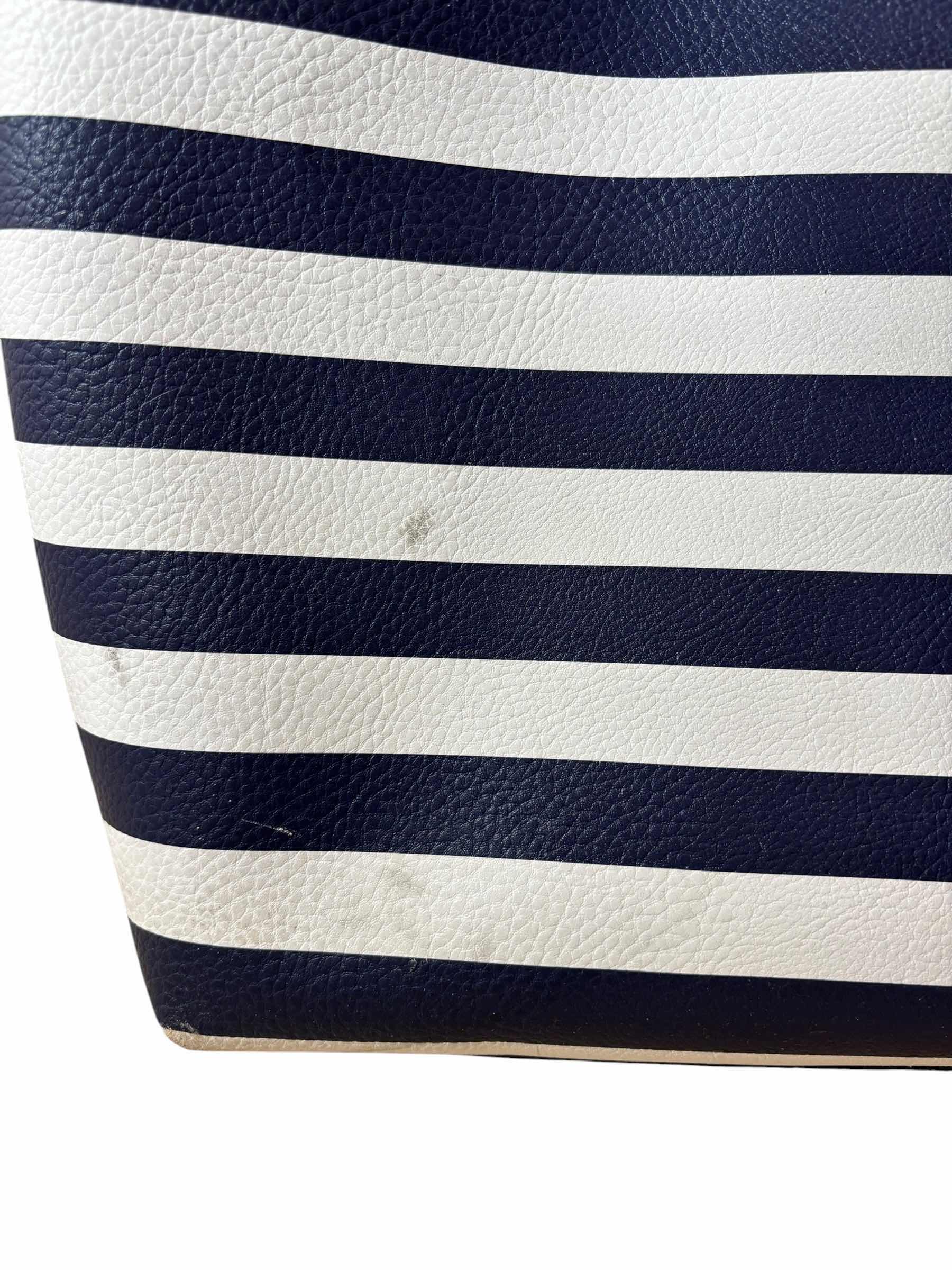 Photo 1 of UNBRANDED HANDBAGS (2)