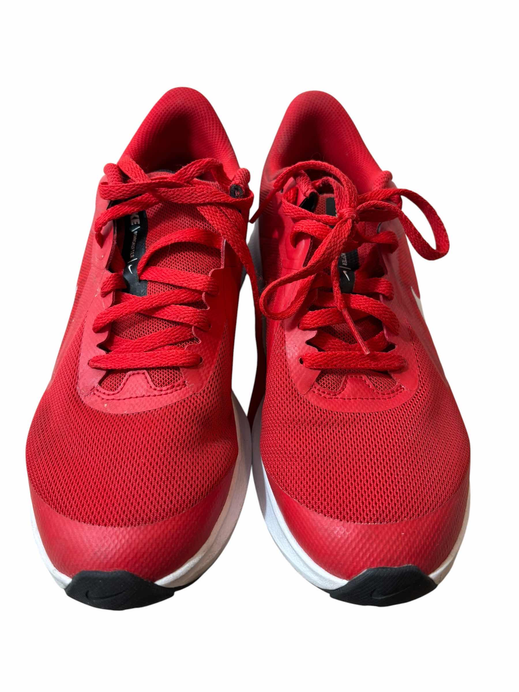 Photo 1 of WOMENS NIKE RUNNING SHOES SIZE 4.5Y