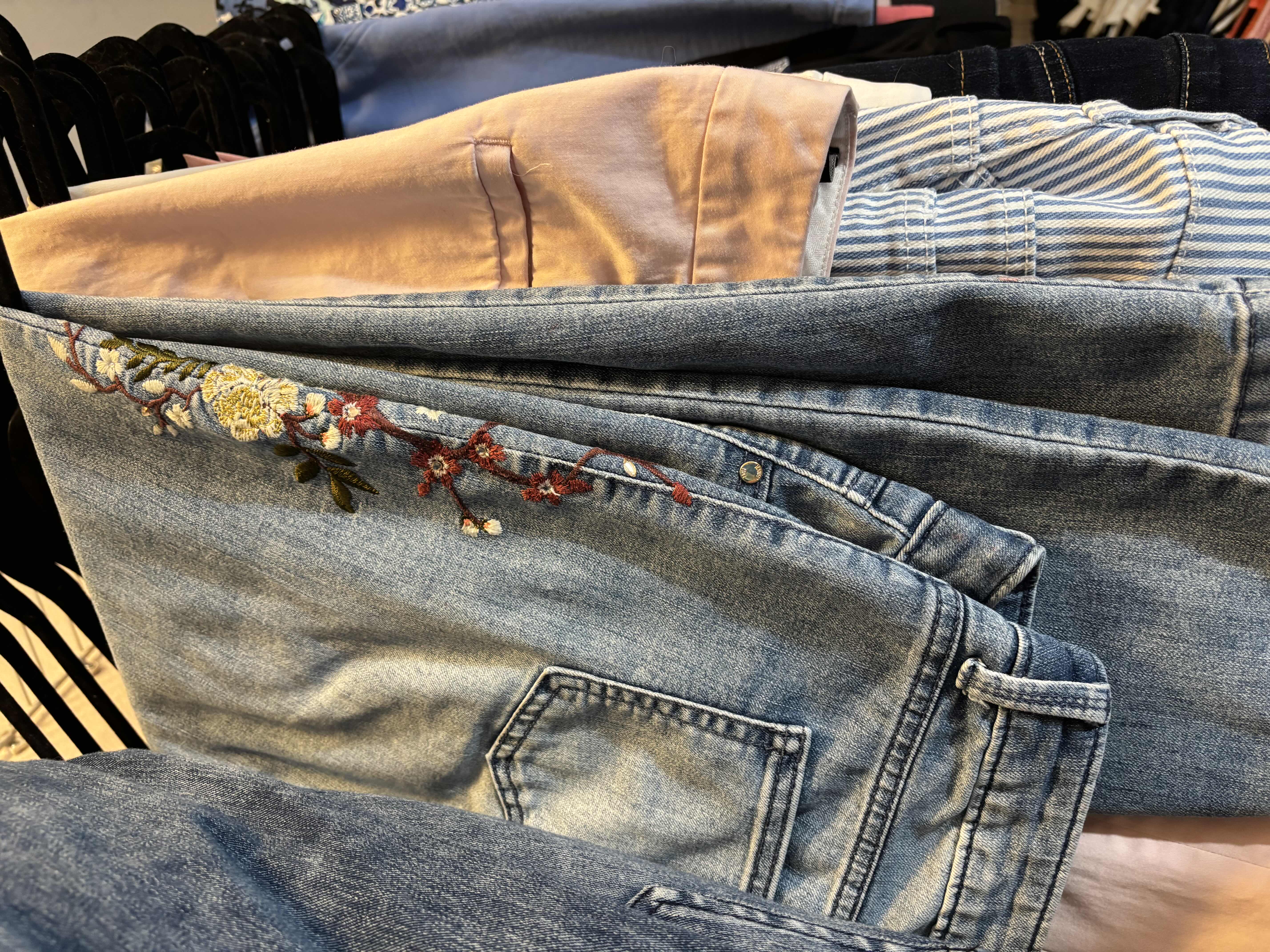 Photo 1 of WOMENS CLOTHES SIZE M - XL