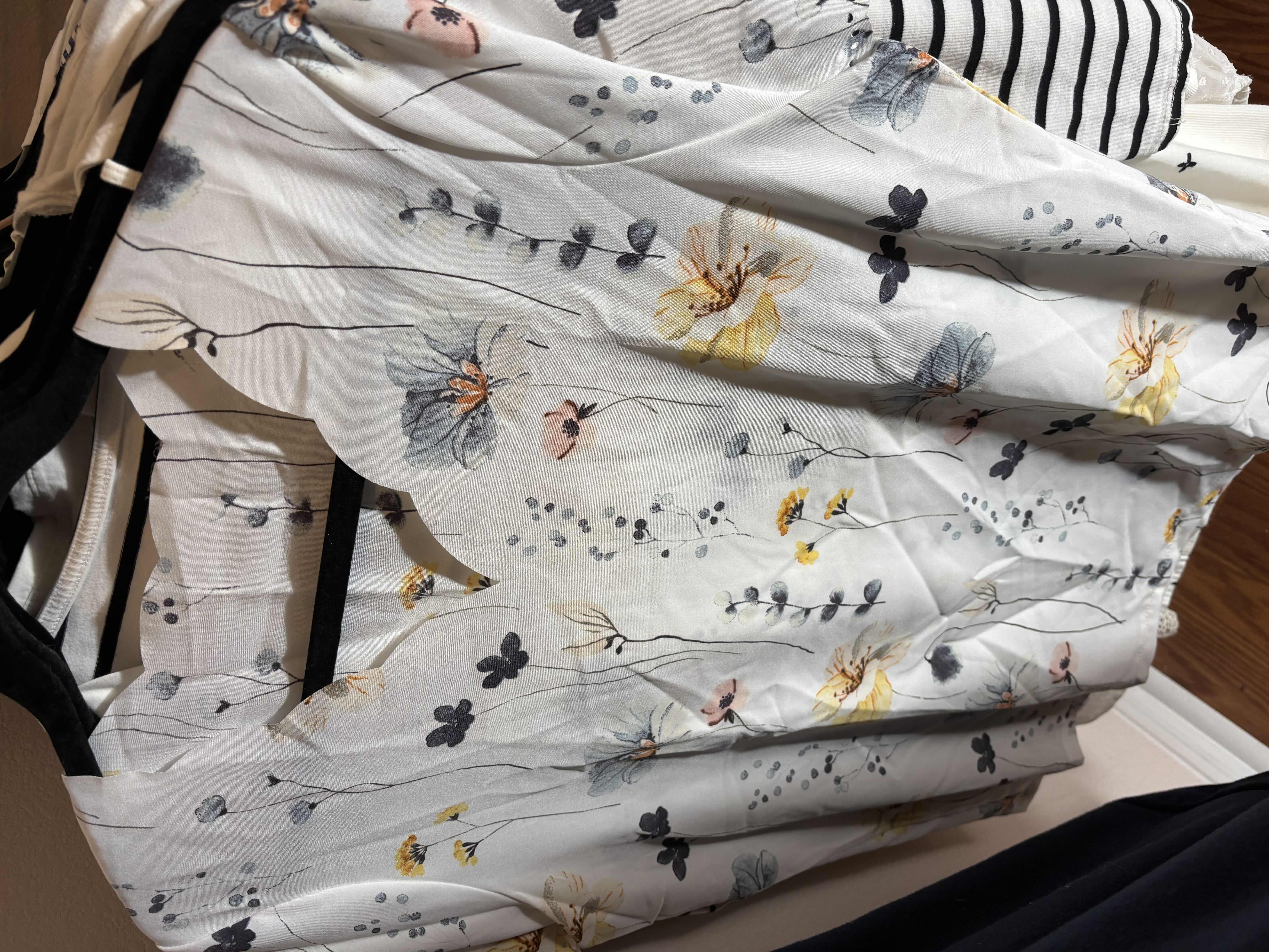 Photo 1 of WOMENS CLOTHES SIZE M - XL