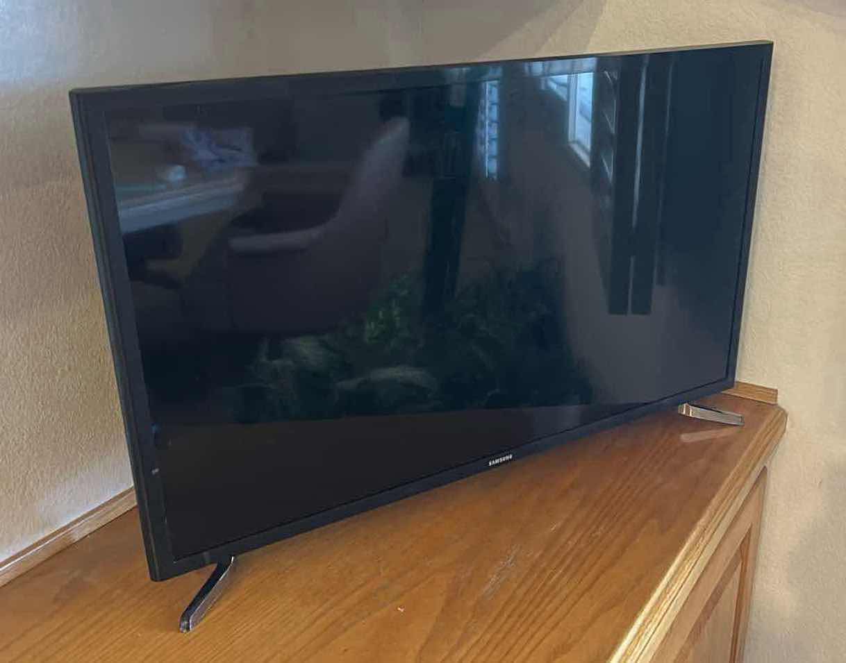 View 1 of 32" SAMSUNG TV ON STAND W REMOTE