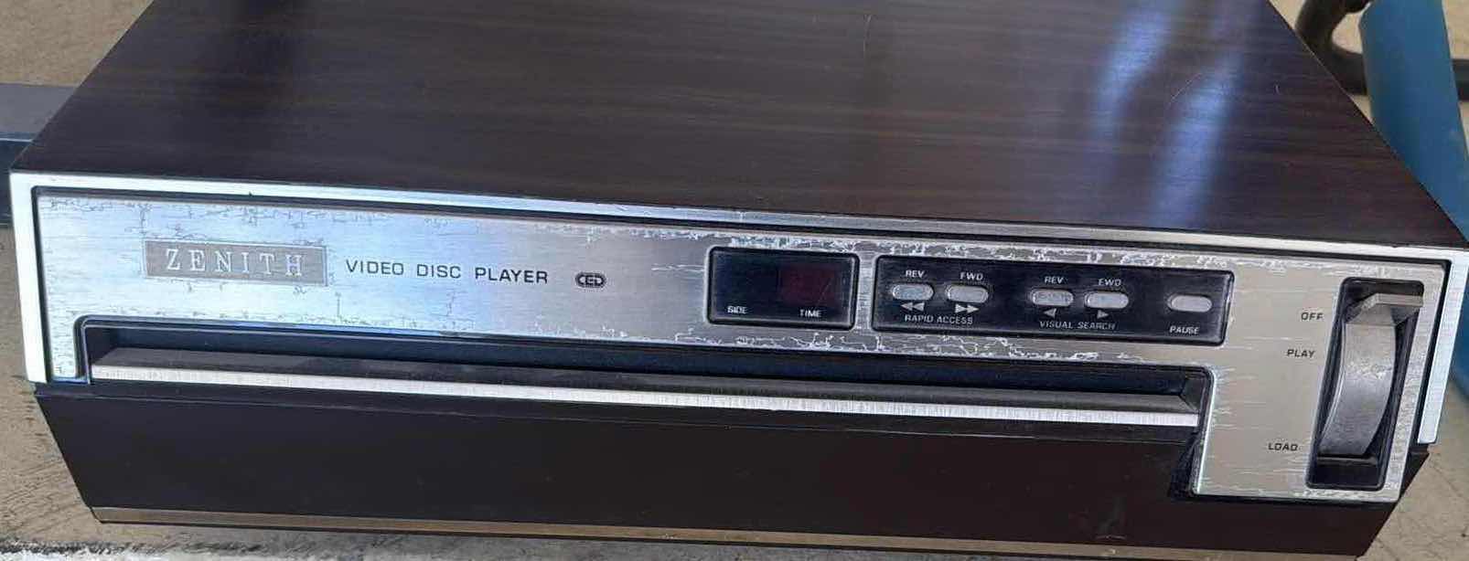 View 3 of VINTAGE ZENITH VP2000 VIDEO DISC PLAYER USES CED TECHNOLOGY  MOVIE LOTS SOLD SEPARATELY 17" X 6"