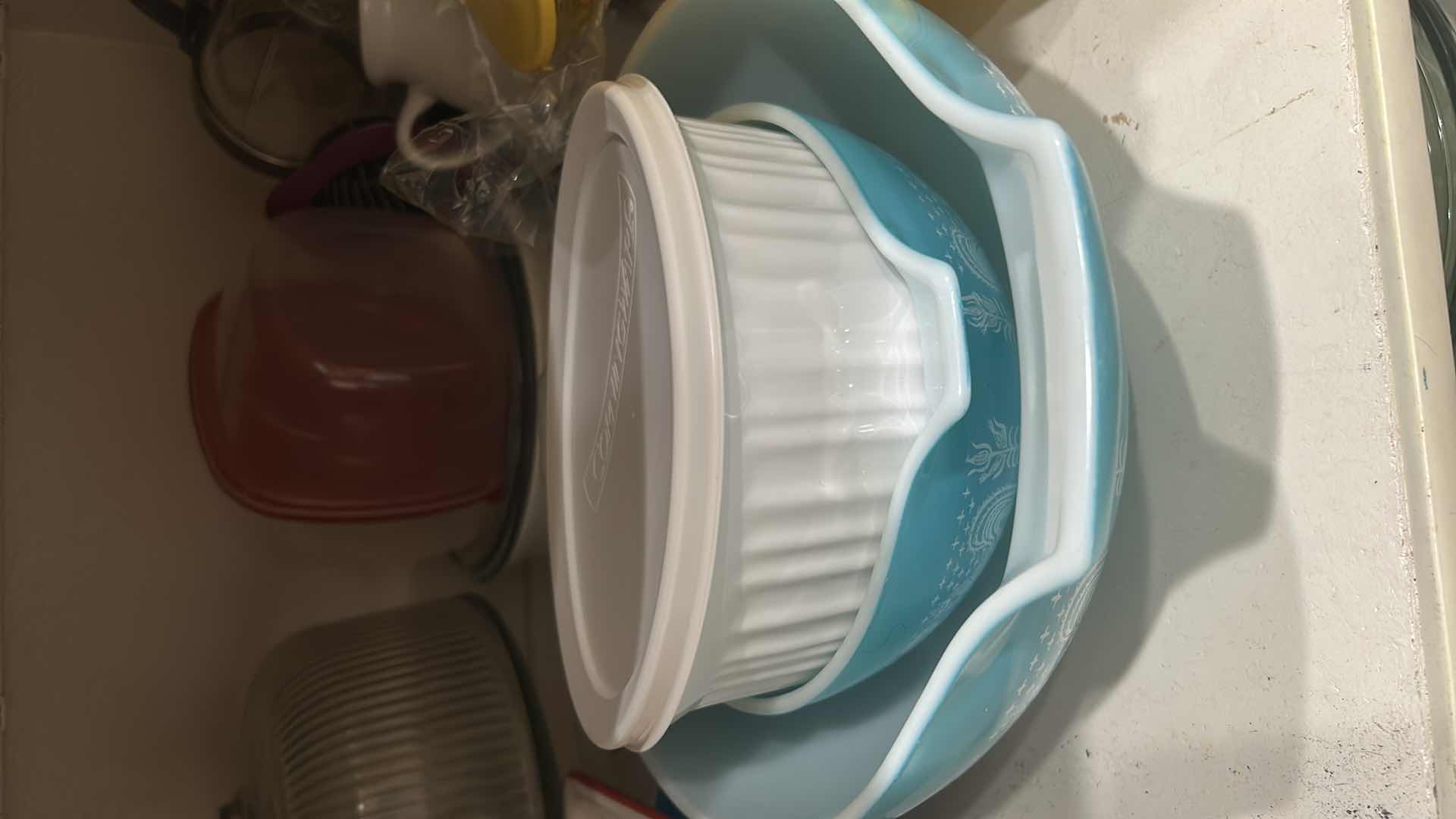 Photo 1 of CONTENTS OF SHELF PYREX ASSORTED BOWLS