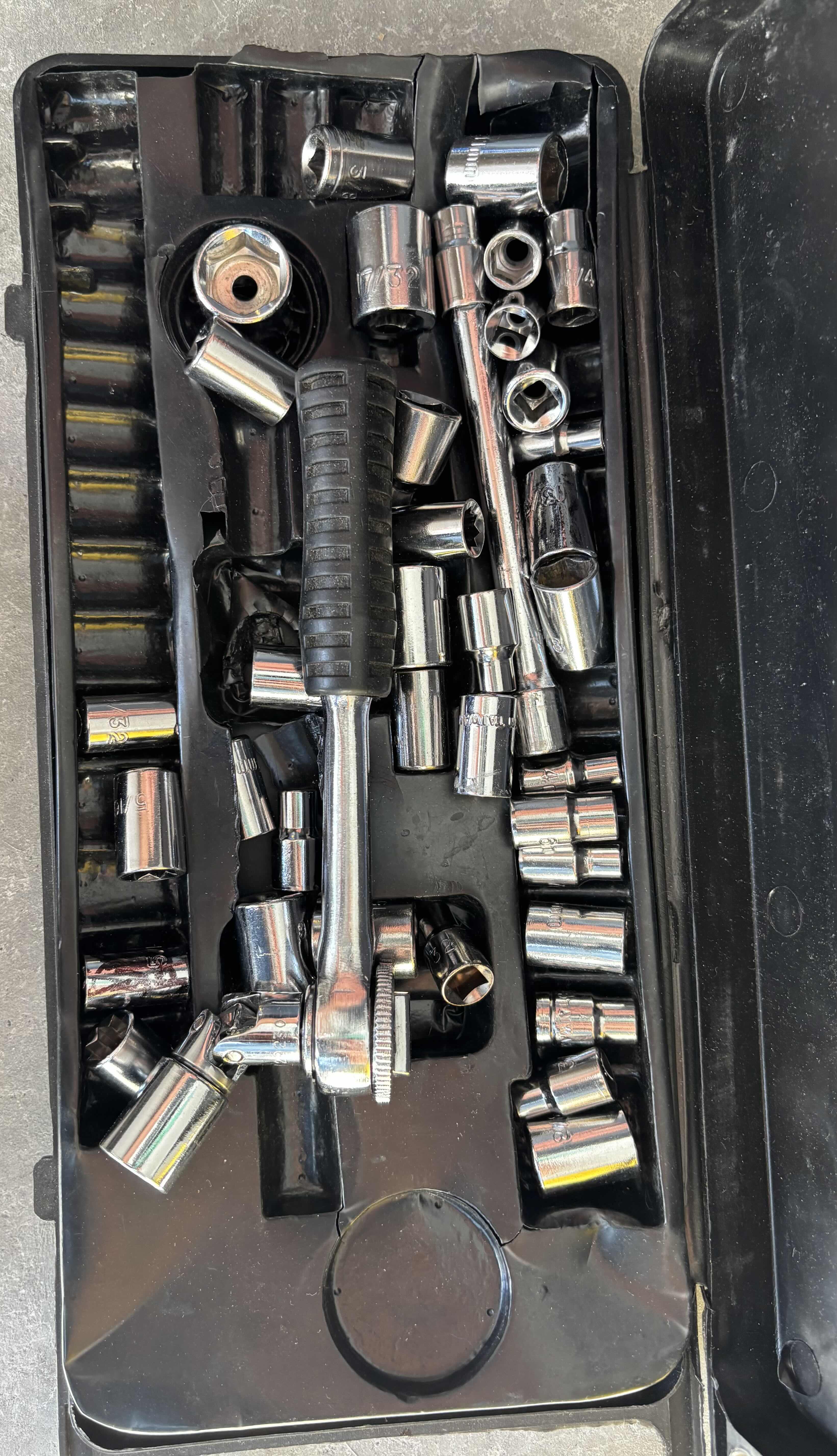 View 3 of B&L QUALITY TOOLS SOCKET SET IN METAL CASE & OTHER SET IN PLASTIC CASE