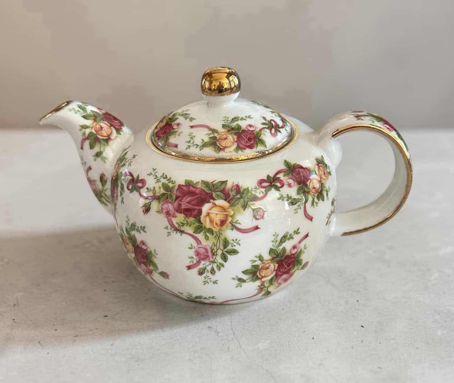 Photo 1 of VINTAGE ROYAL ALBERT FINE CHINA TEAPOT " OLD COUNTRY ROSES" PATTERN $120