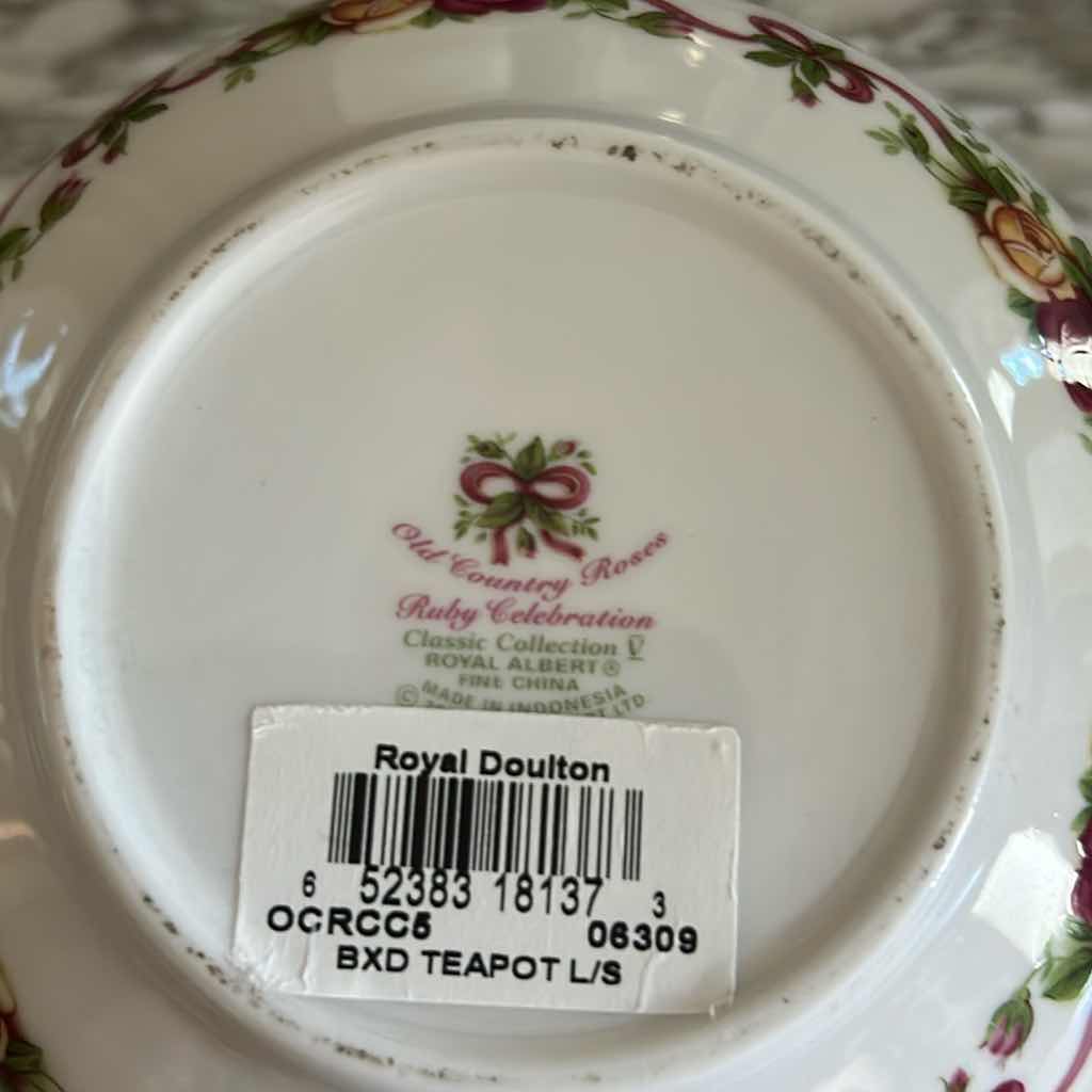 Photo 1 of VINTAGE ROYAL ALBERT FINE CHINA TEAPOT " OLD COUNTRY ROSES" PATTERN $120