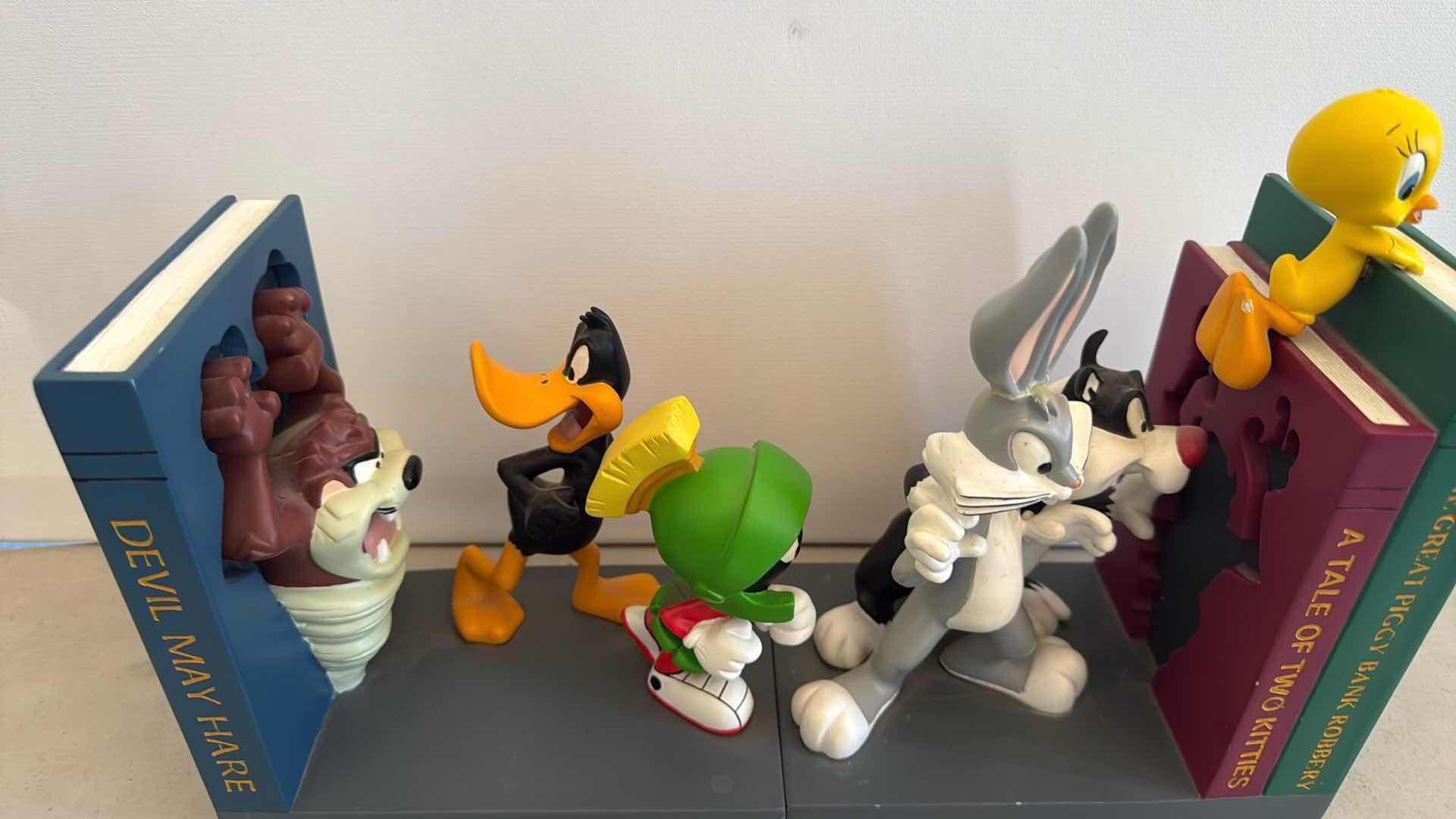 Photo 1 of CERAMIC BUGS BUNNY BOOKENDS H7”