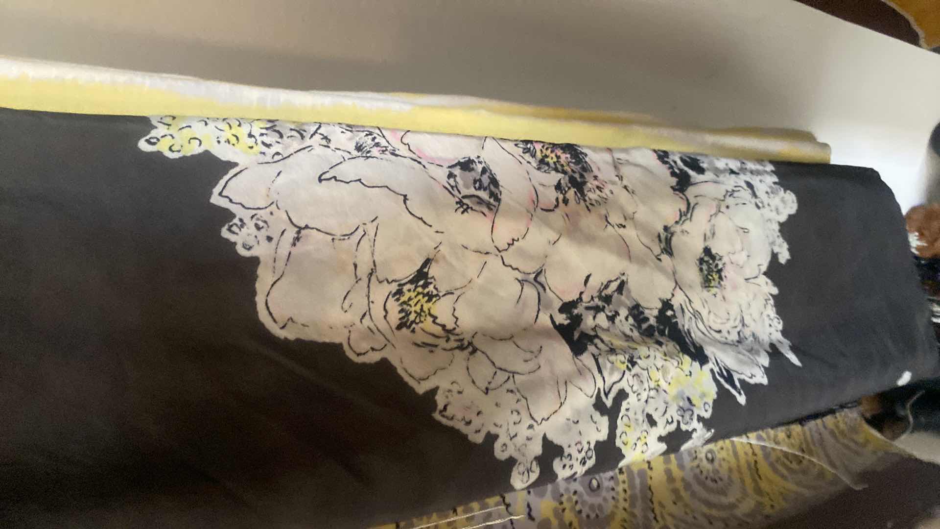 Photo 1 of WOMEN’S SCARVES AND SARONGS (8)