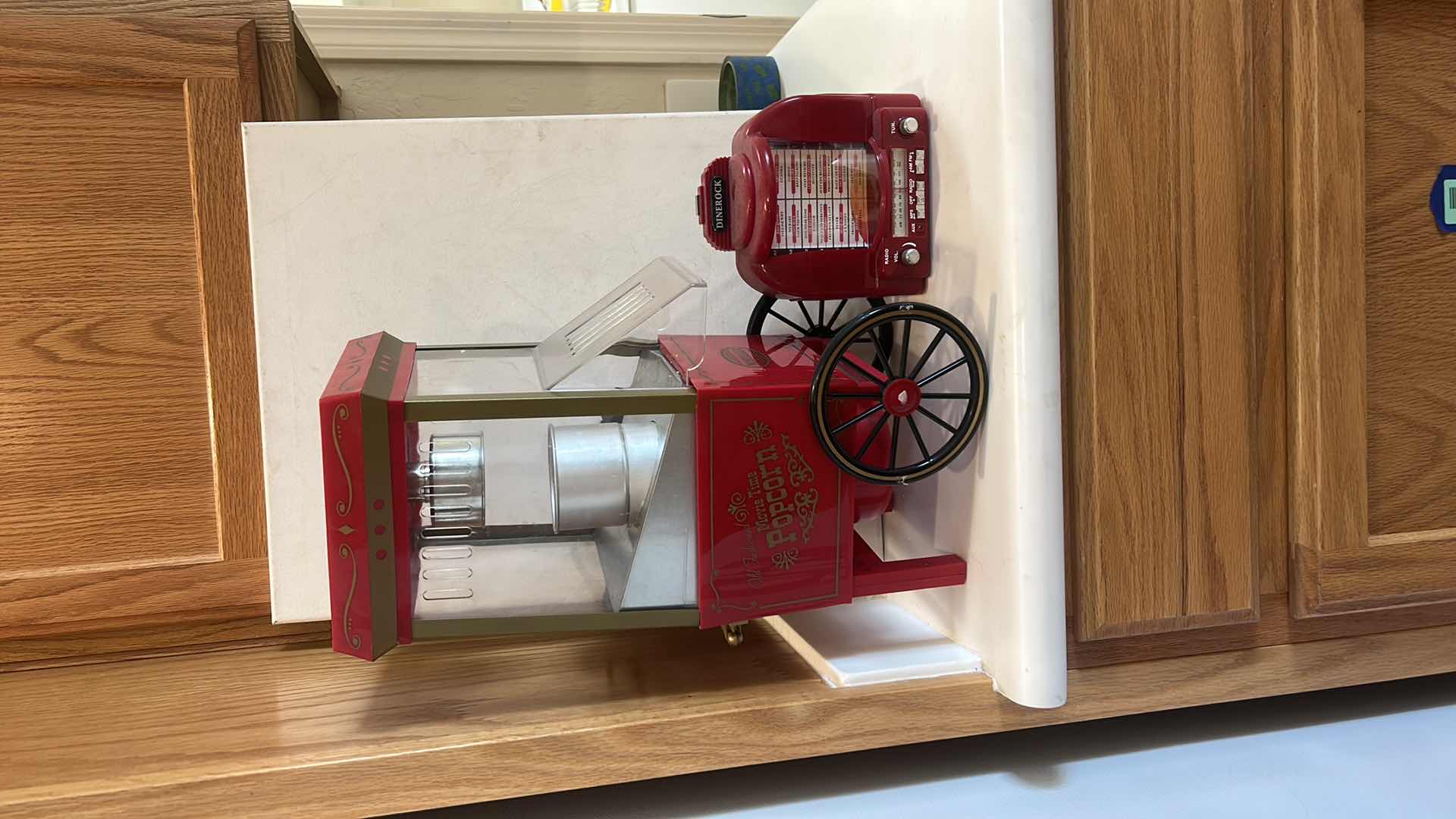 Photo 1 of POPCORN POPPER AND RADIO
